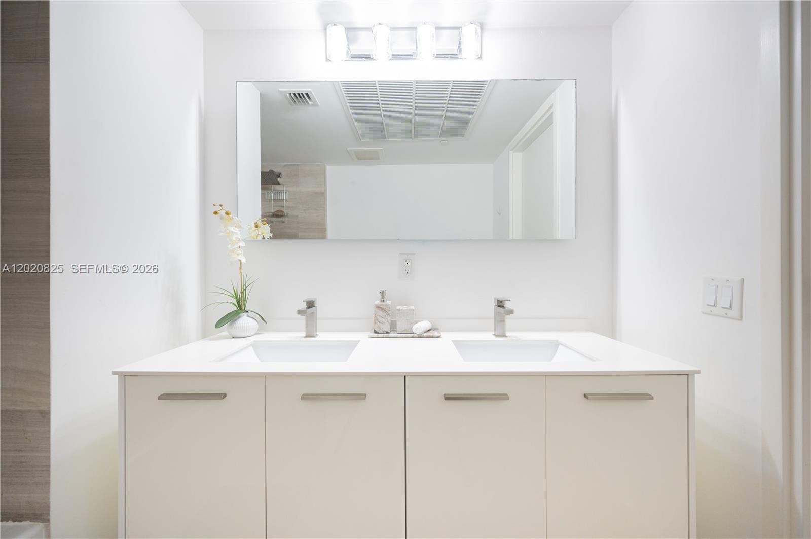 1300 Brickell Bay Dr #1601, Miami FL 33131
