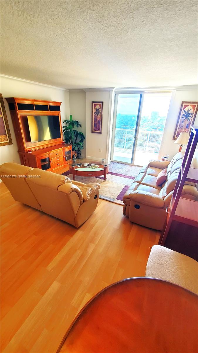 900 SW 8th St #1501, Miami FL 33130