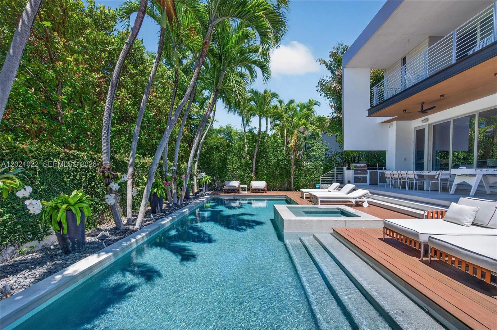 625 Curtiswood Dr, Key Biscayne FL 33149