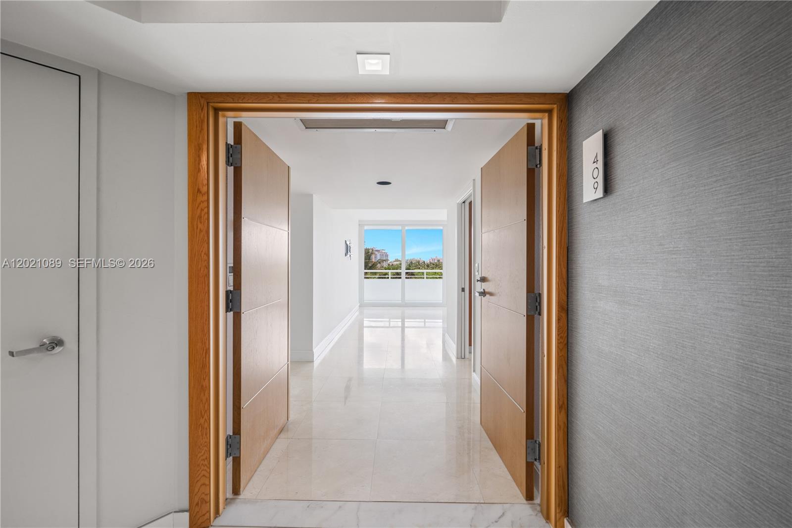 400 S Pointe Dr #409, Miami Beach FL 33139