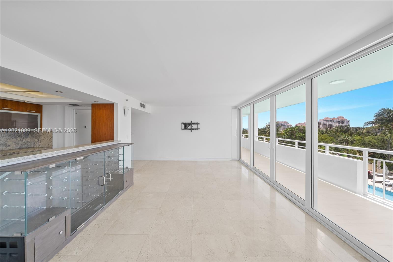 400 S Pointe Dr #409, Miami Beach FL 33139