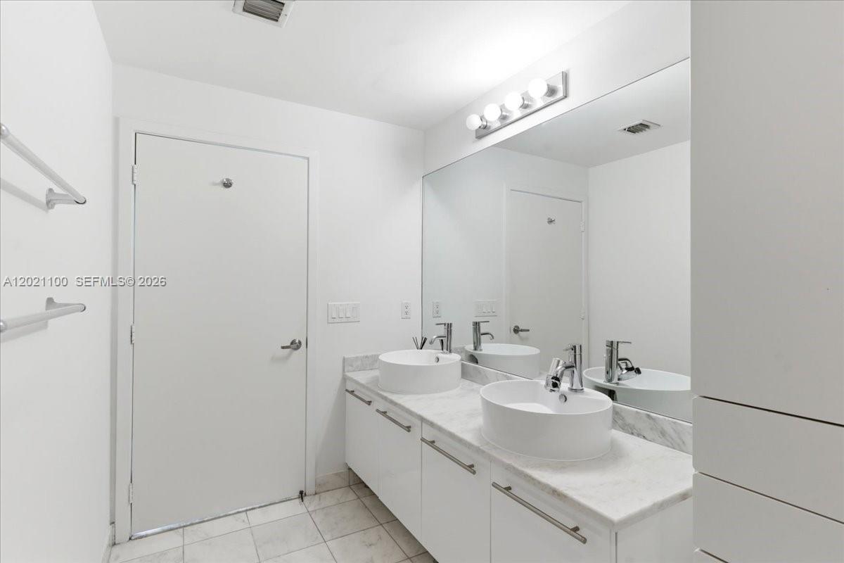 888 Biscayne Blvd #2212, Miami FL 33132