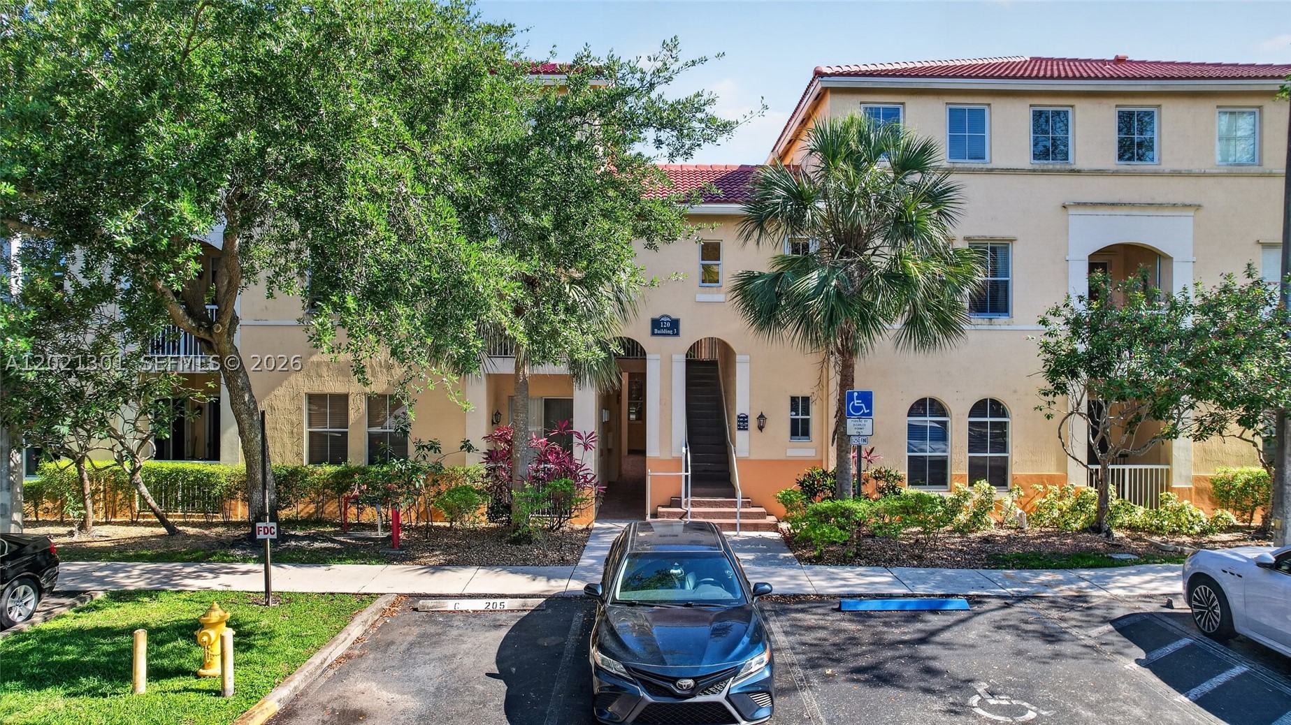 120 Jacaranda Country Club Dr #205, Plantation FL 33324