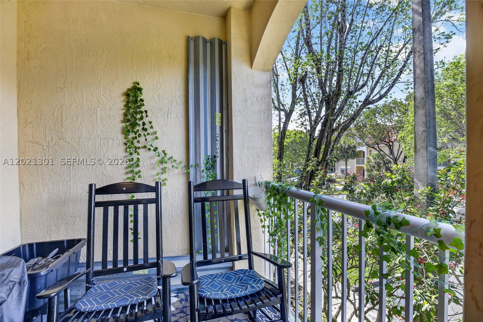 120 Jacaranda Country Club Dr #205, Plantation FL 33324