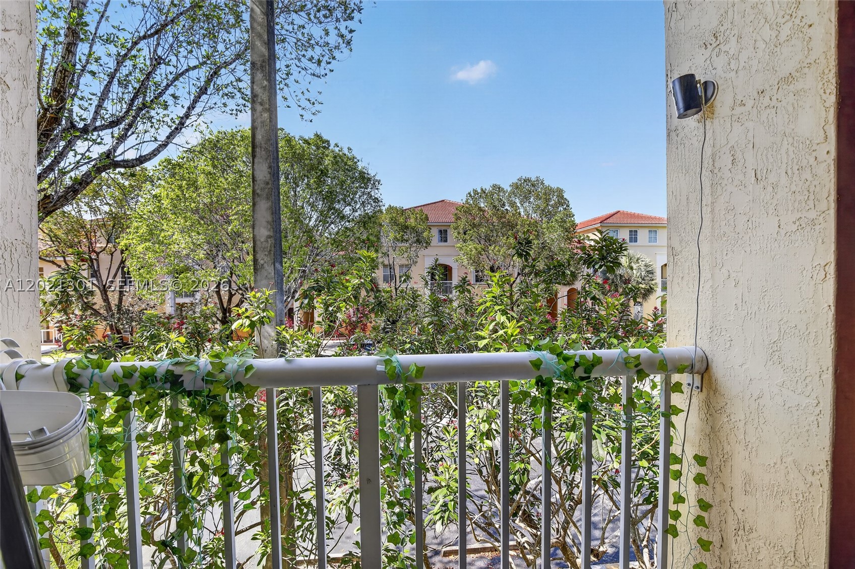 120 Jacaranda Country Club Dr #205, Plantation FL 33324