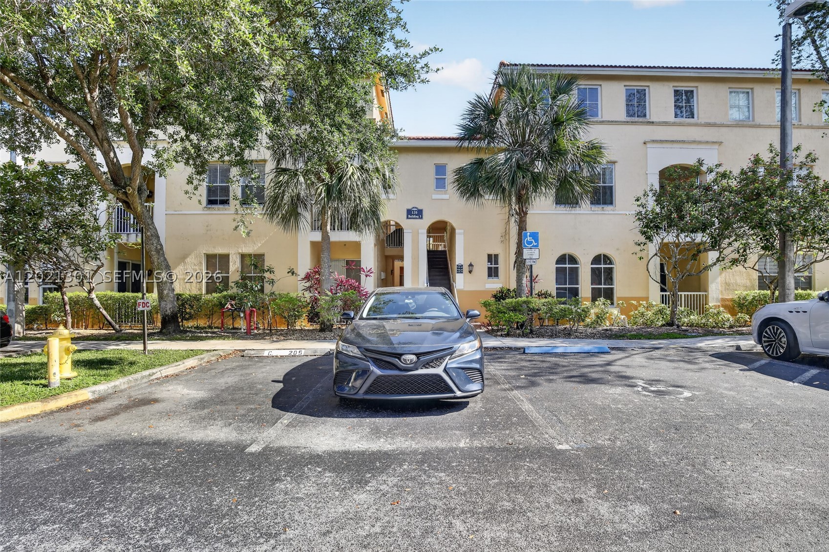120 Jacaranda Country Club Dr #205, Plantation FL 33324