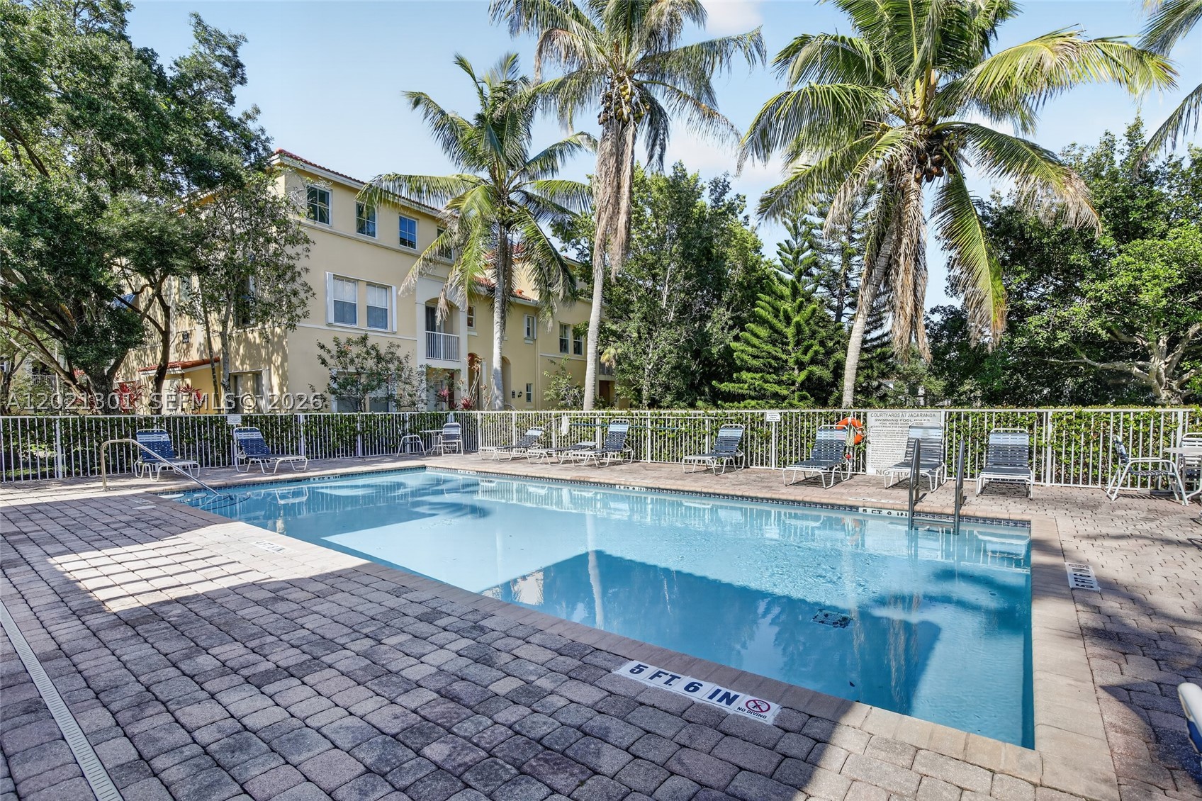 120 Jacaranda Country Club Dr #205, Plantation FL 33324