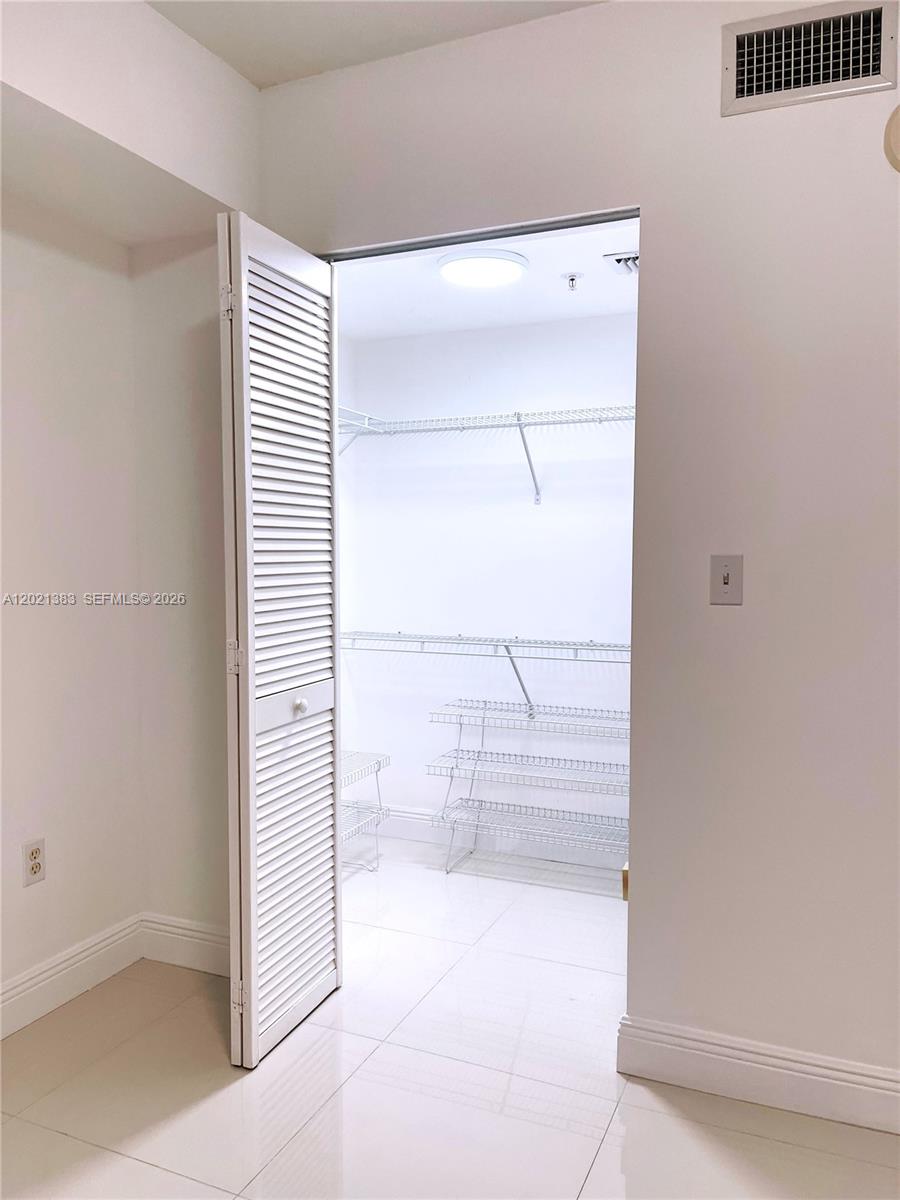 31 SE 5th St #2307, Miami FL 33131