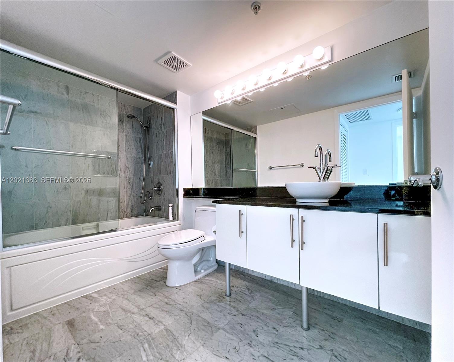 31 SE 5th St #2307, Miami FL 33131