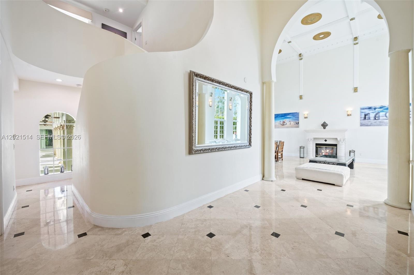 2501 Pine Tree Dr, Miami Beach FL 33140