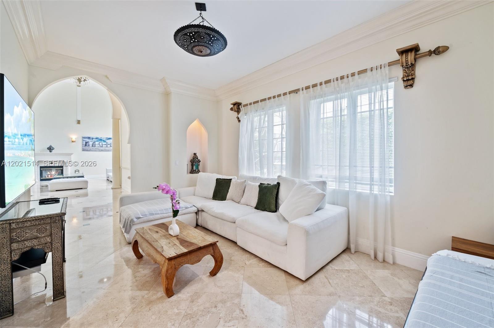 2501 Pine Tree Dr, Miami Beach FL 33140