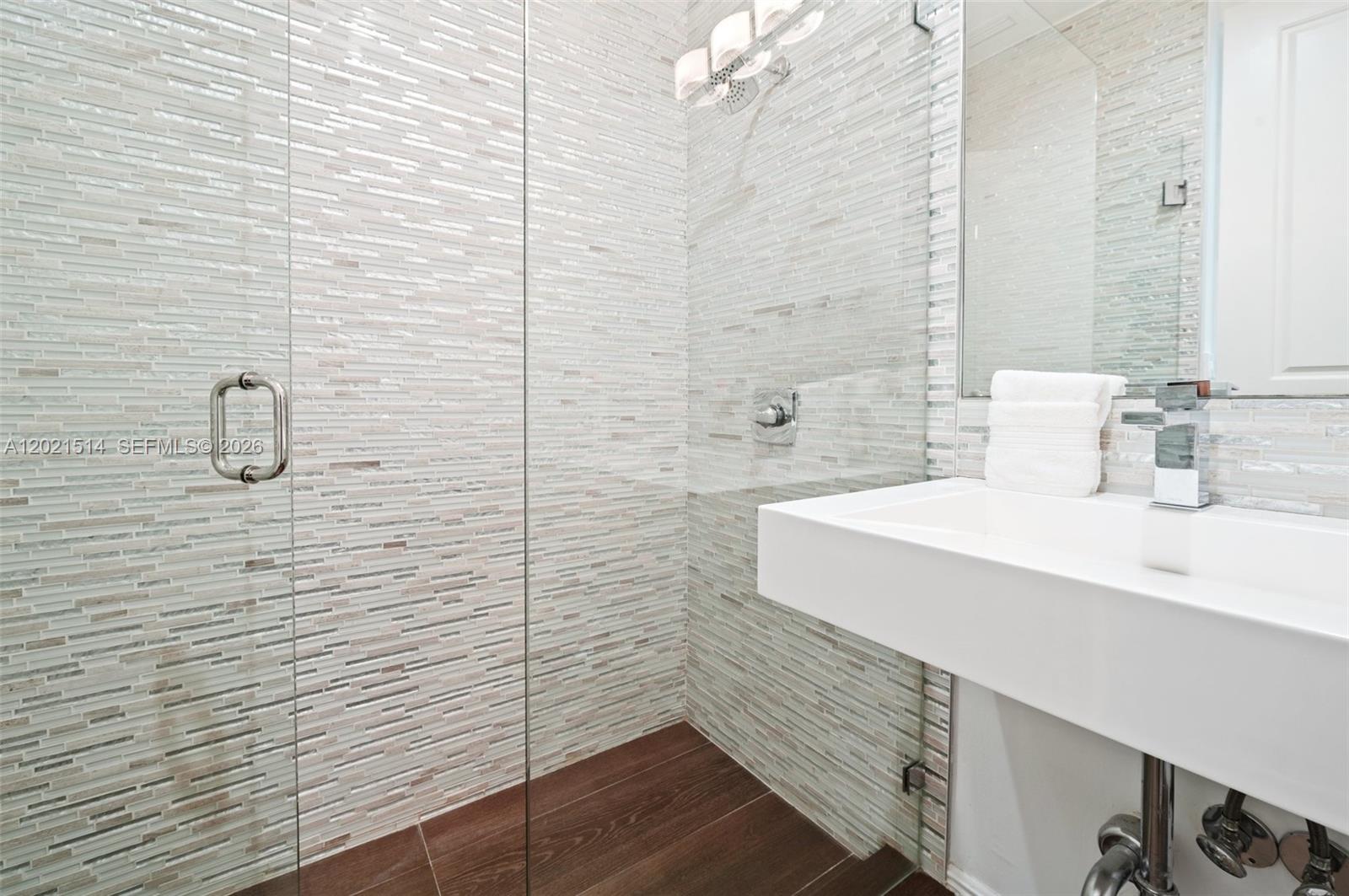 2501 Pine Tree Dr, Miami Beach FL 33140