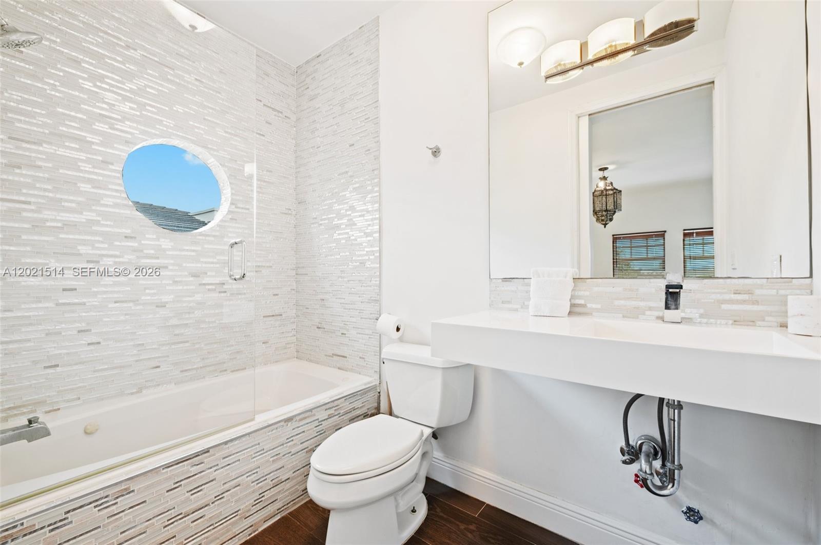 2501 Pine Tree Dr, Miami Beach FL 33140