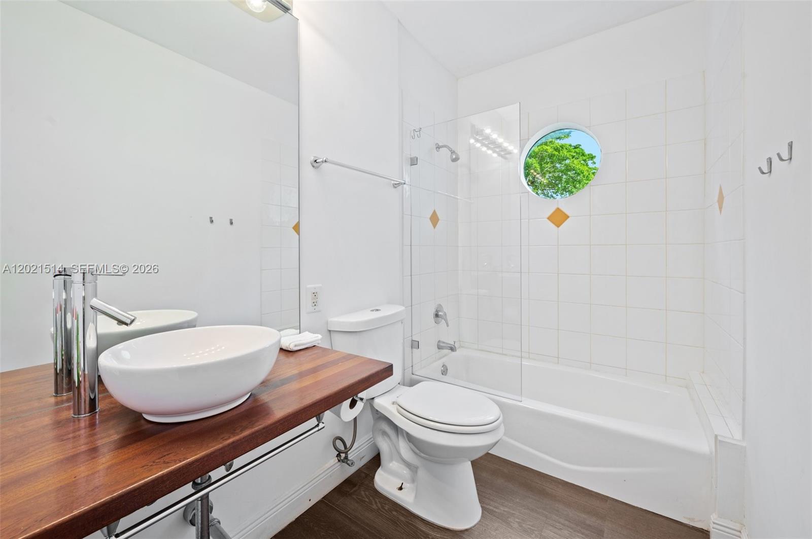 2501 Pine Tree Dr, Miami Beach FL 33140