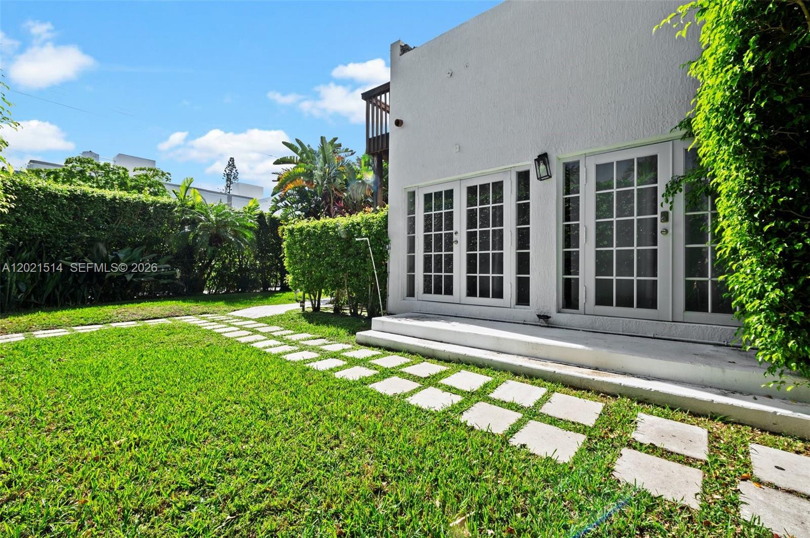 2501 Pine Tree Dr, Miami Beach FL 33140