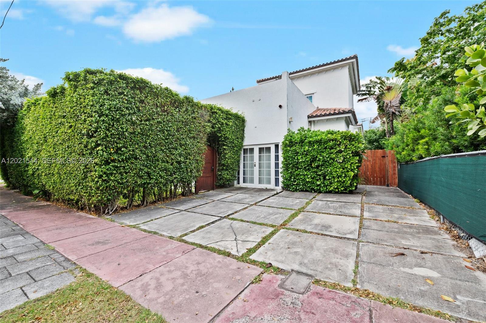 2501 Pine Tree Dr, Miami Beach FL 33140