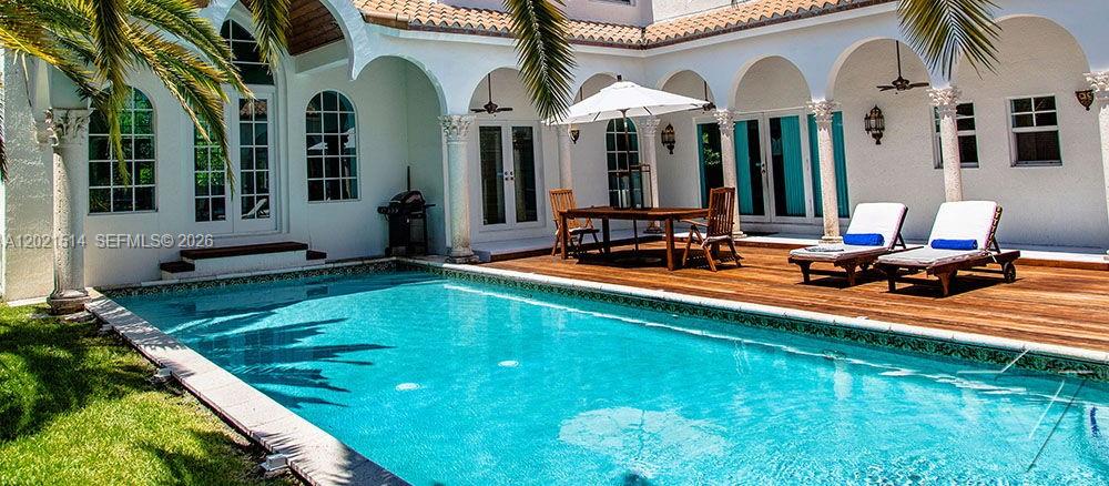 2501 Pine Tree Dr, Miami Beach FL 33140