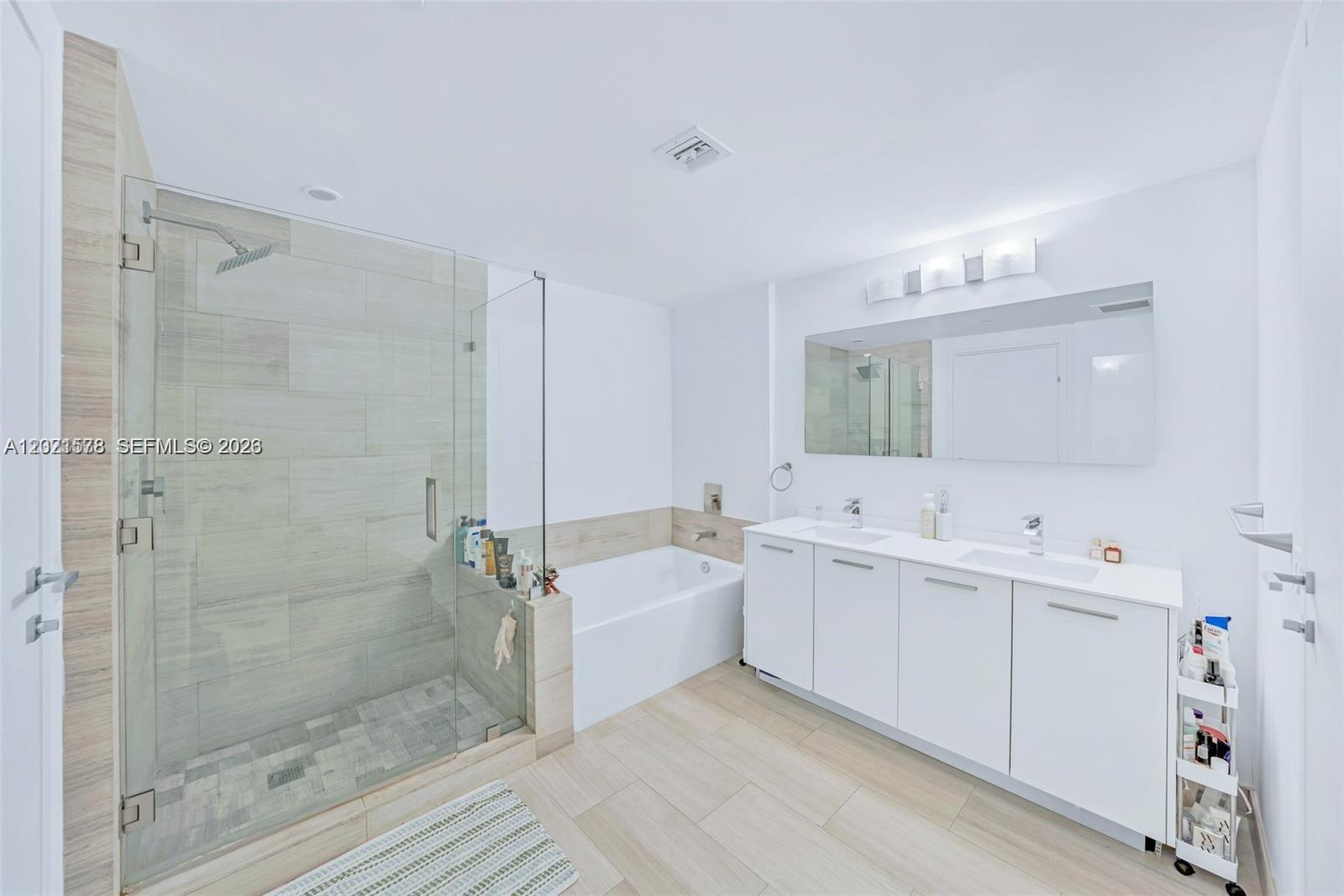 1300 Brickell Bay Dr #2104, Miami FL 33131