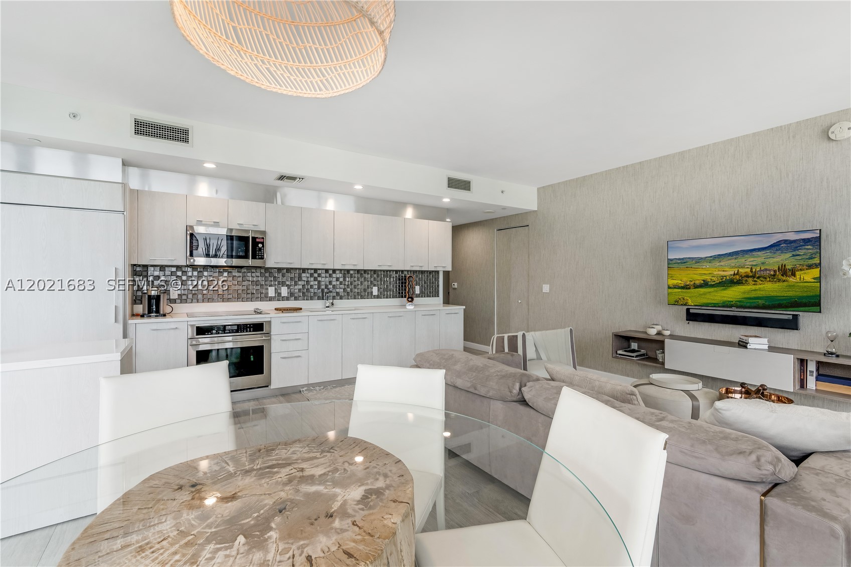 55 SW 9th St #4001, Miami FL 33130