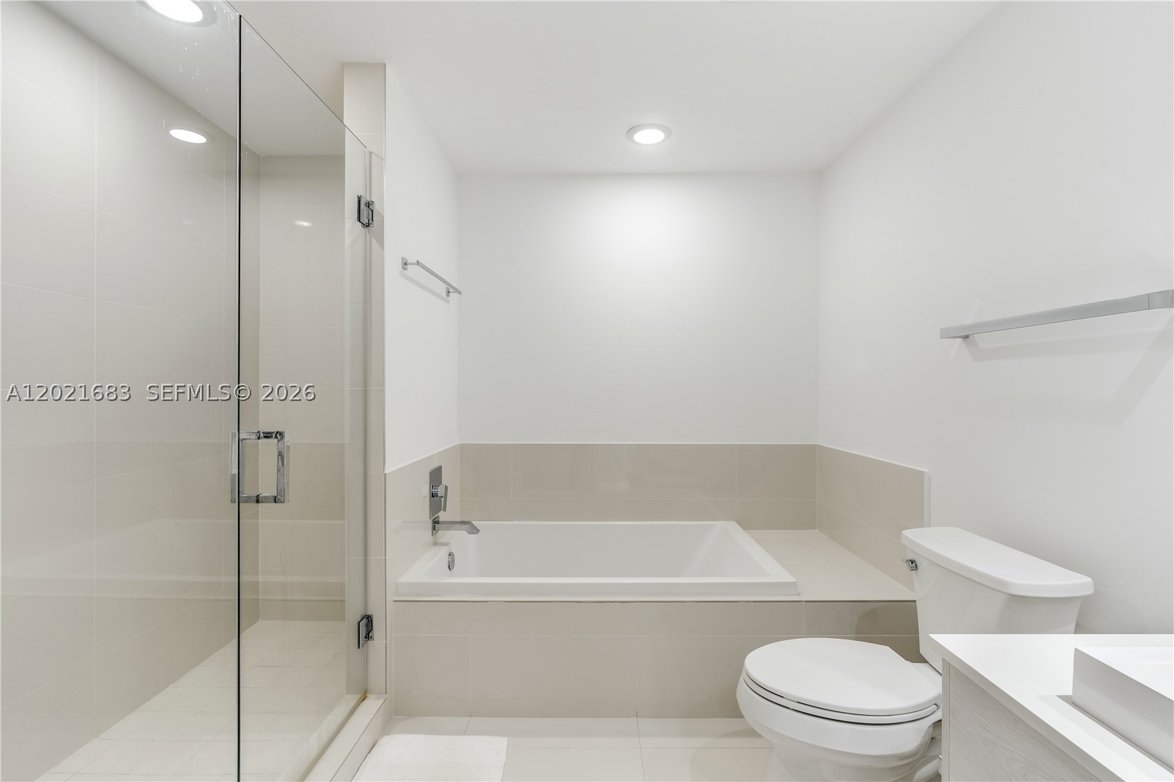 55 SW 9th St #4001, Miami FL 33130
