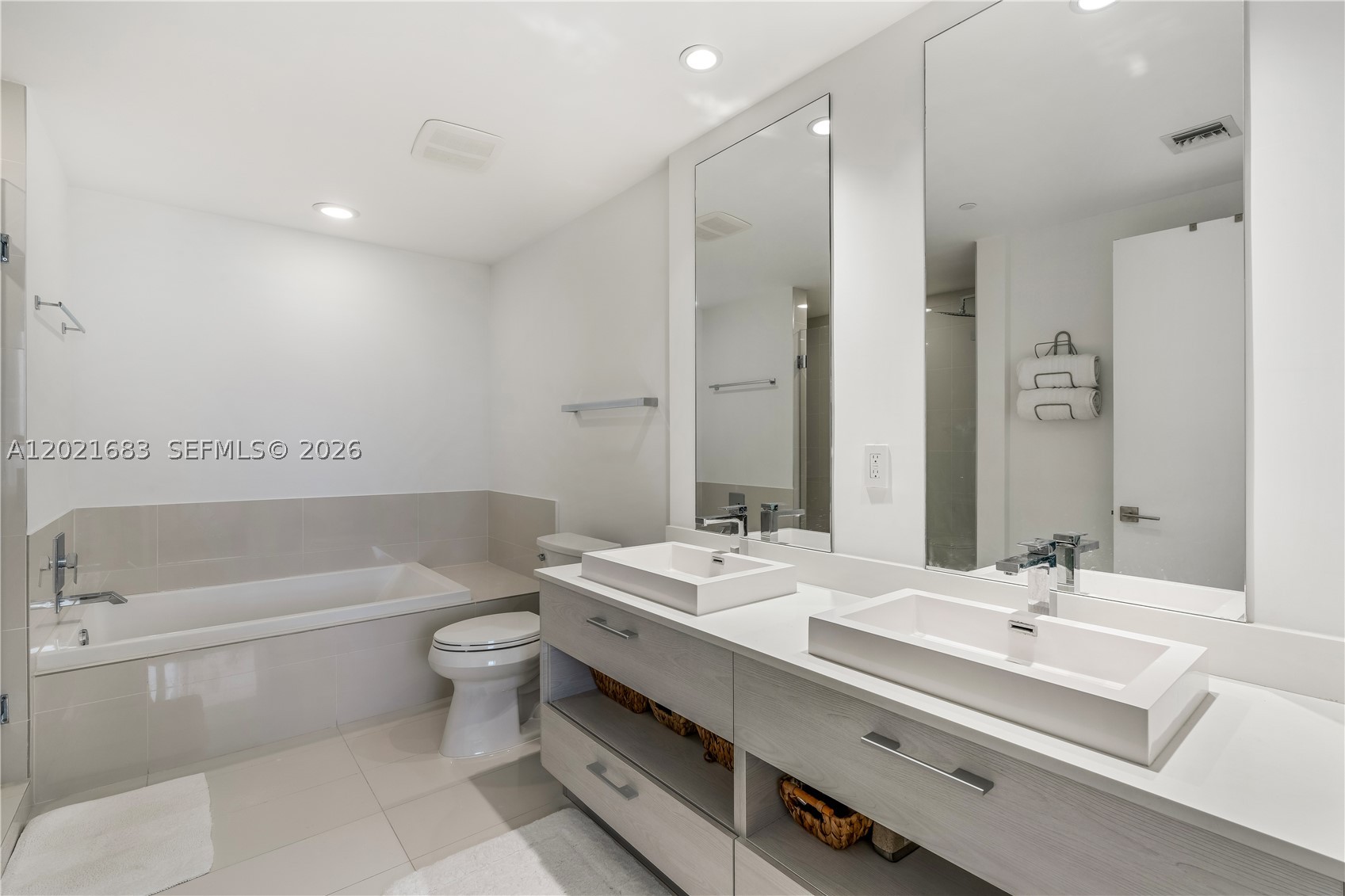 55 SW 9th St #4001, Miami FL 33130