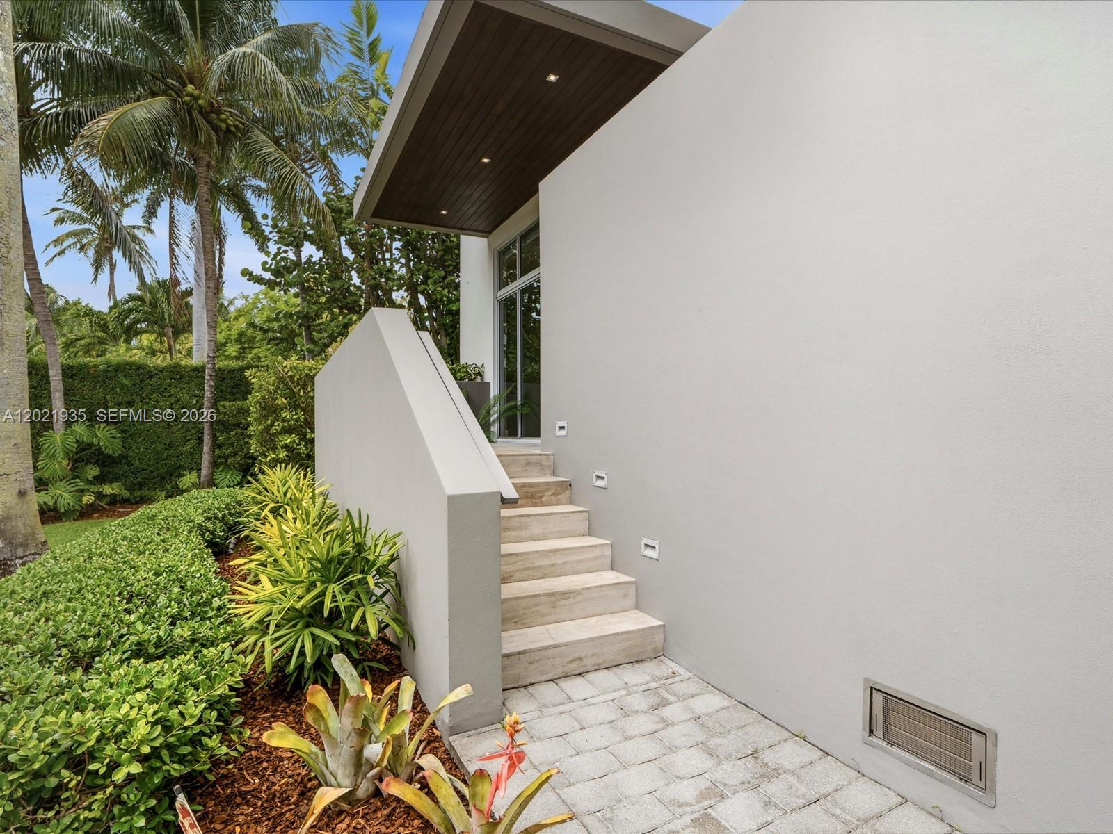 125 Hampton Ln, Key Biscayne FL 33149
