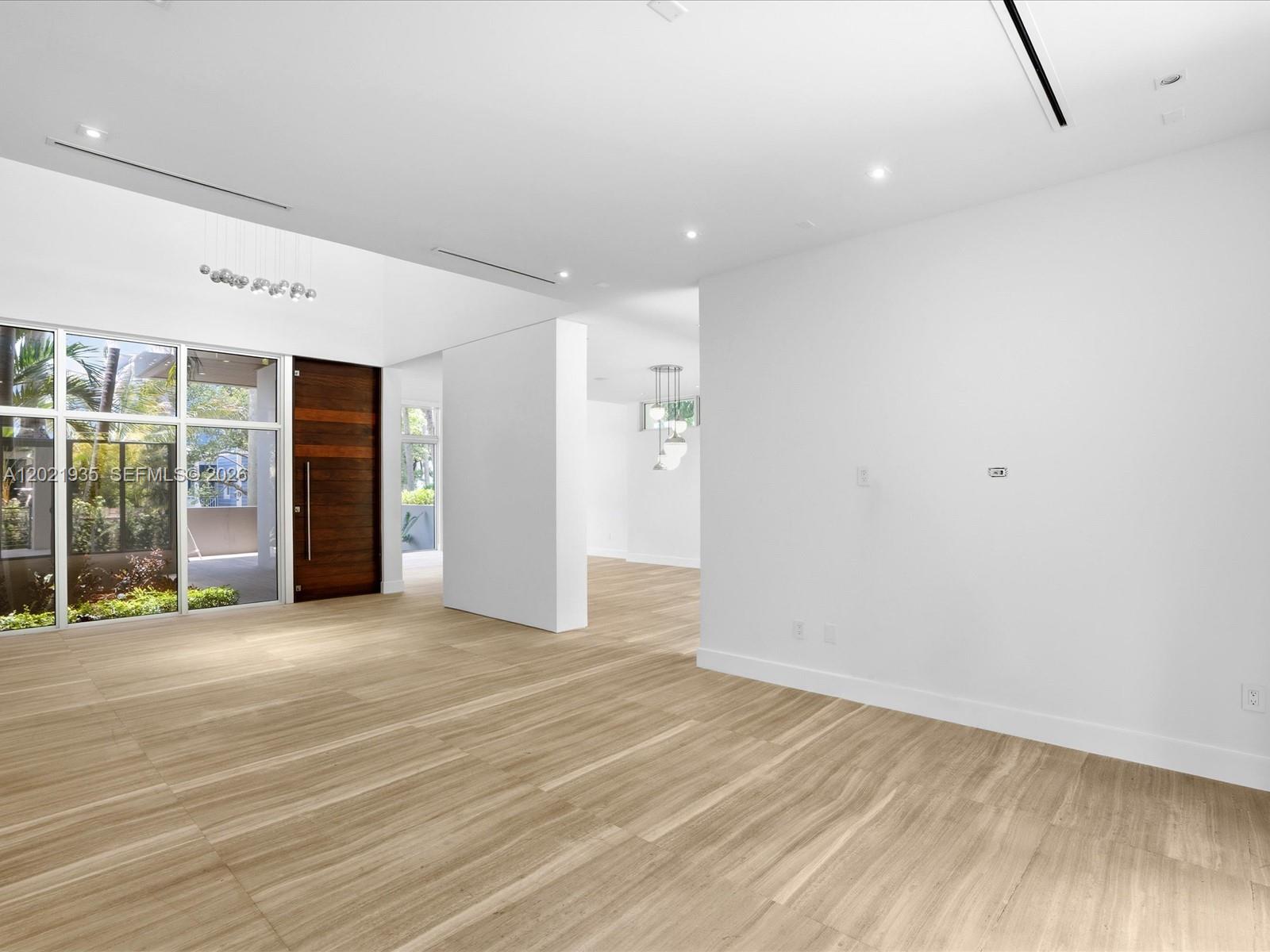 125 Hampton Ln, Key Biscayne FL 33149