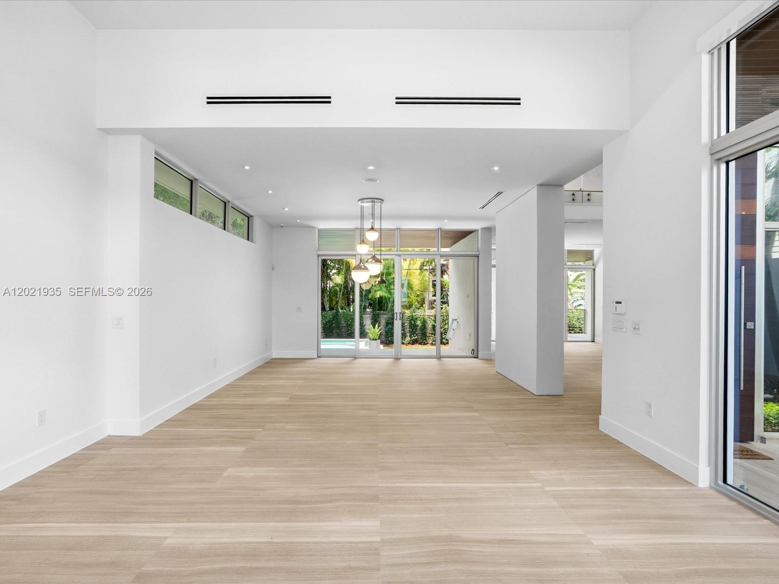 125 Hampton Ln, Key Biscayne FL 33149