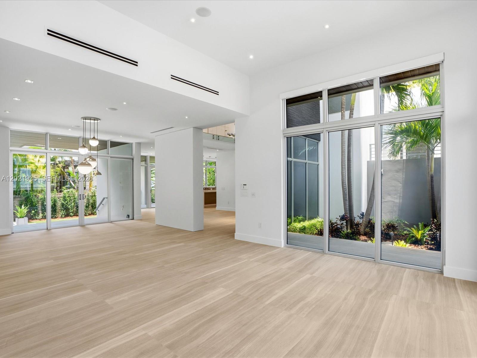 125 Hampton Ln, Key Biscayne FL 33149