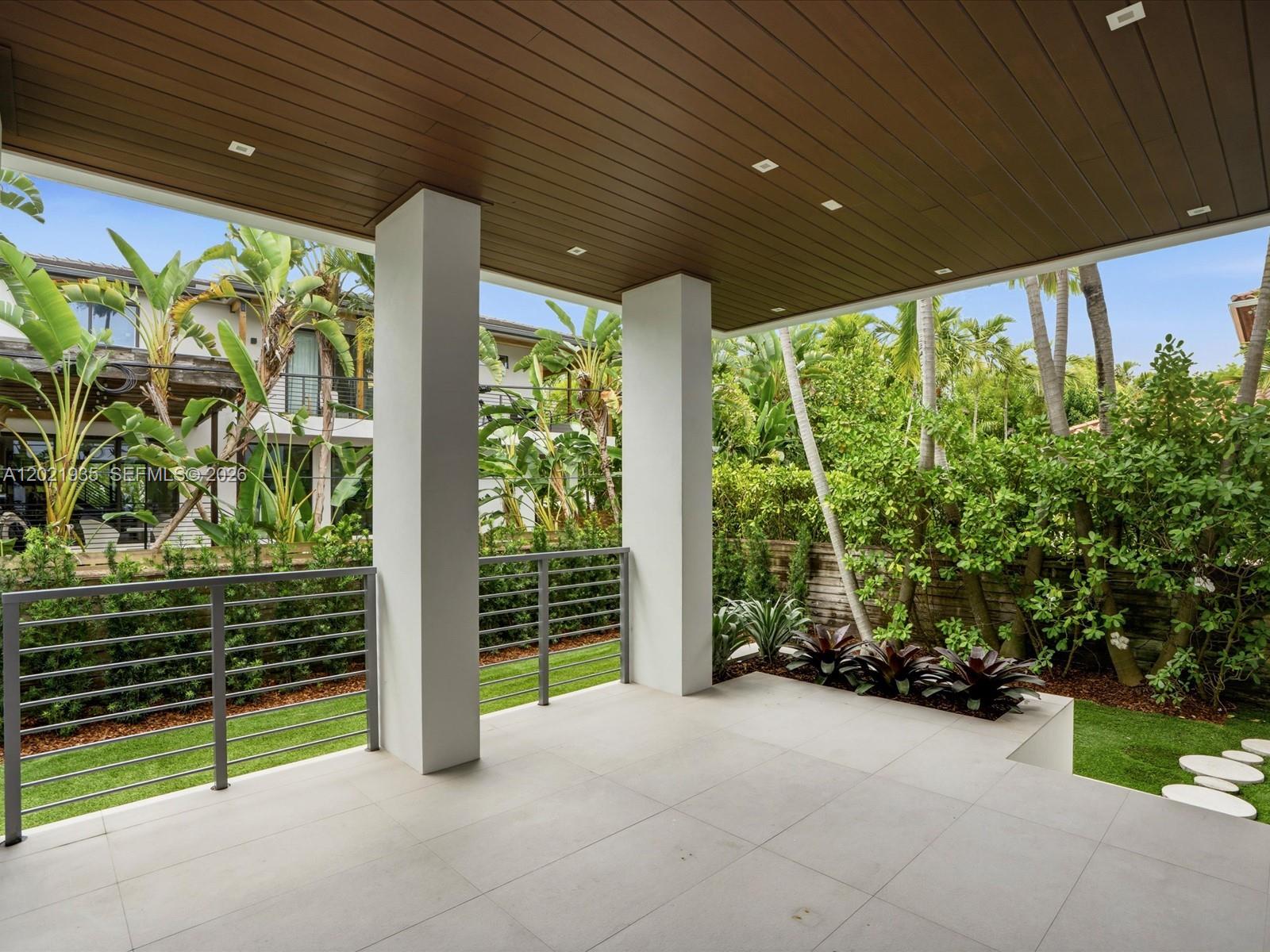 125 Hampton Ln, Key Biscayne FL 33149