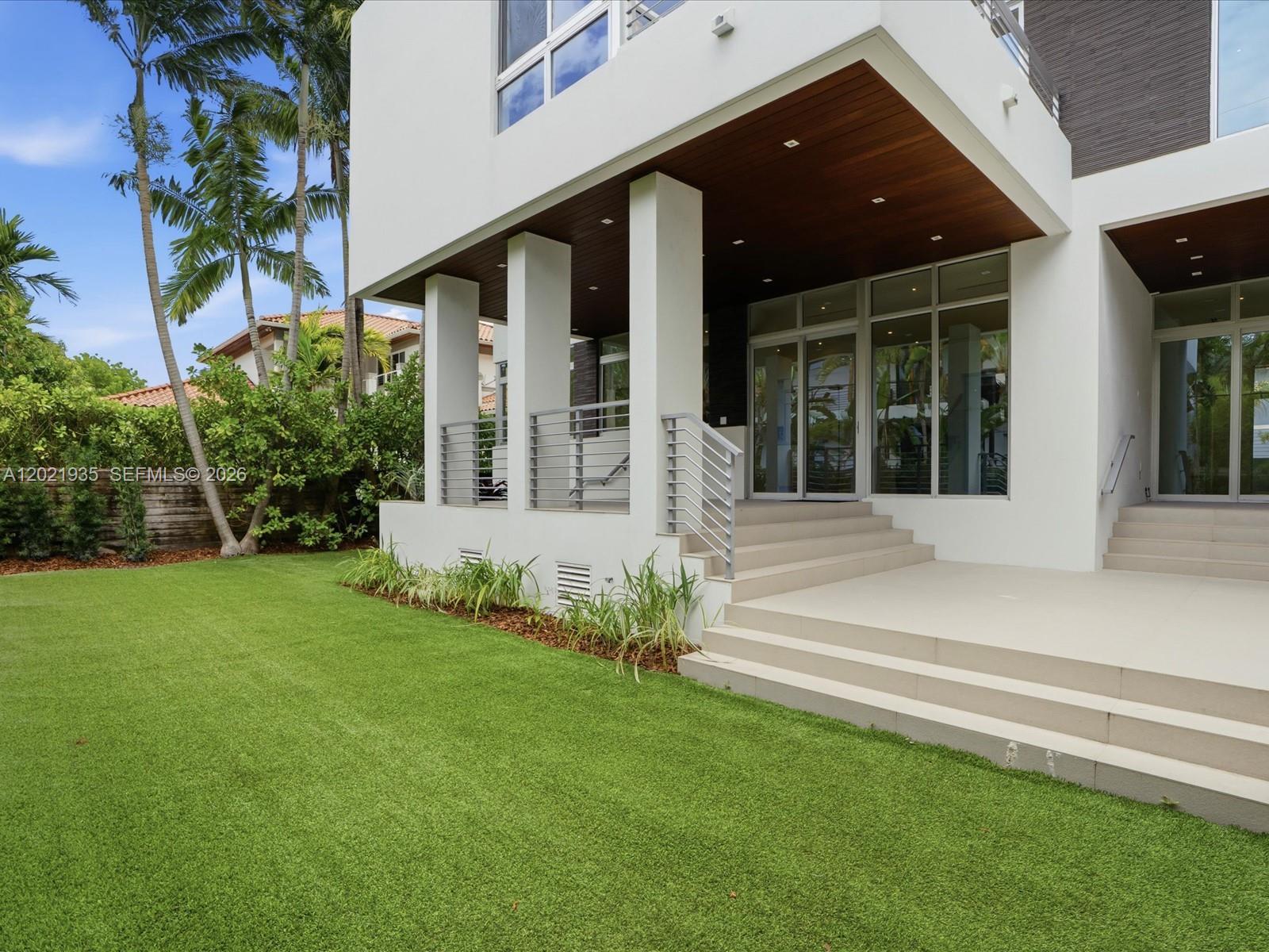 125 Hampton Ln, Key Biscayne FL 33149
