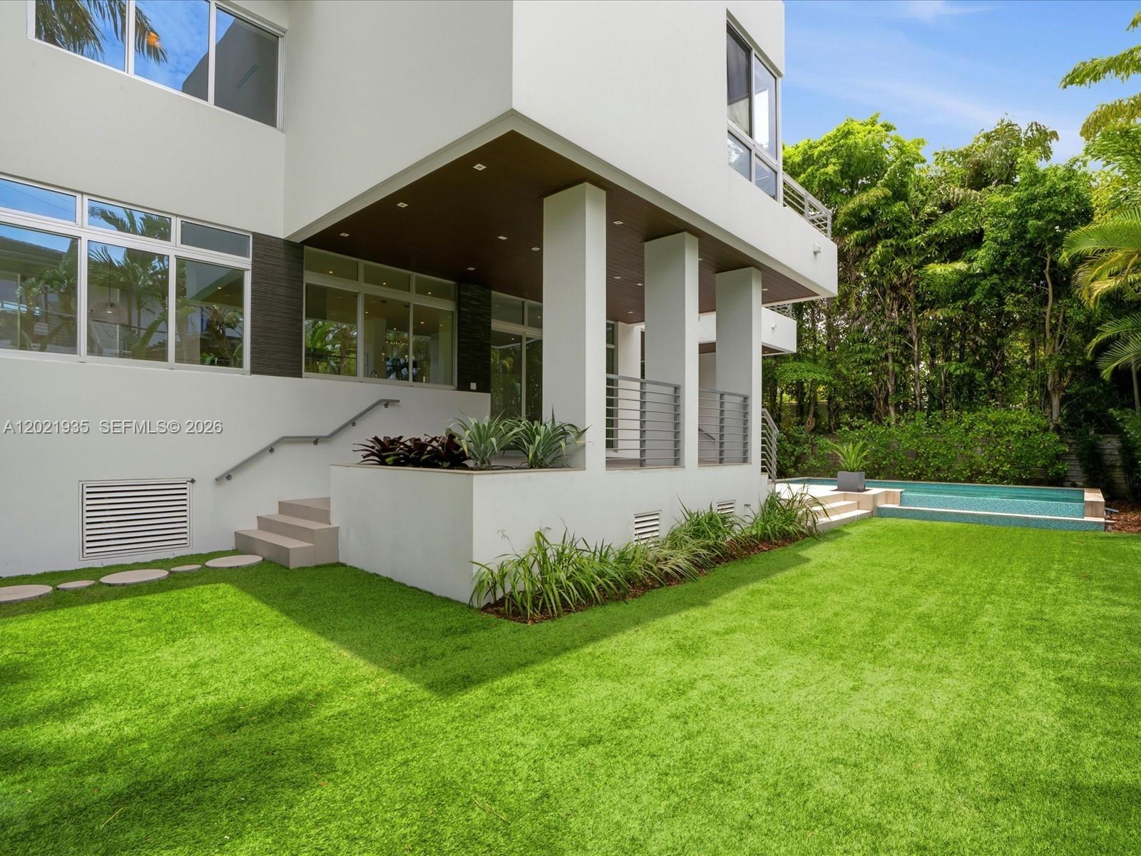 125 Hampton Ln, Key Biscayne FL 33149