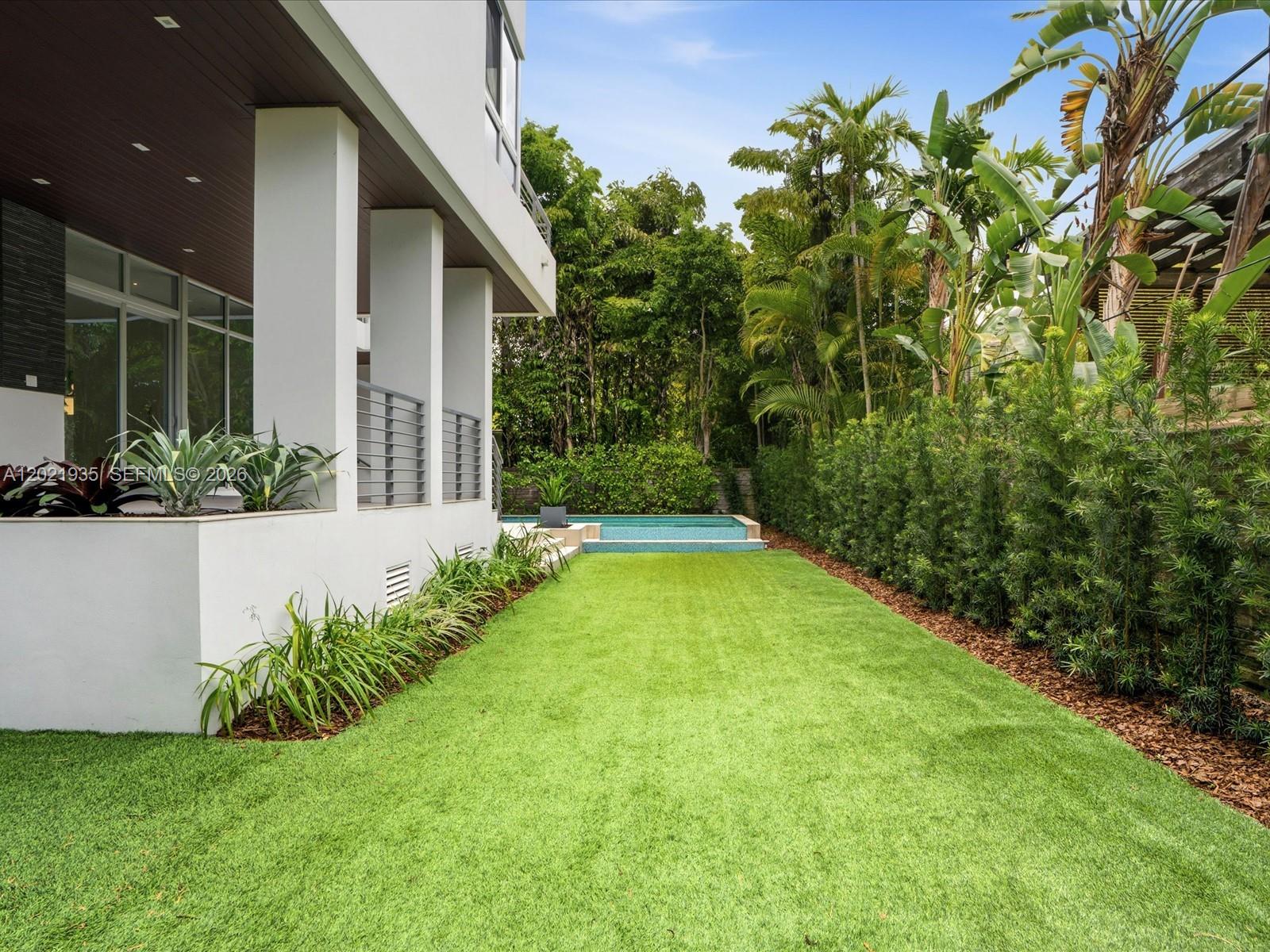 125 Hampton Ln, Key Biscayne FL 33149