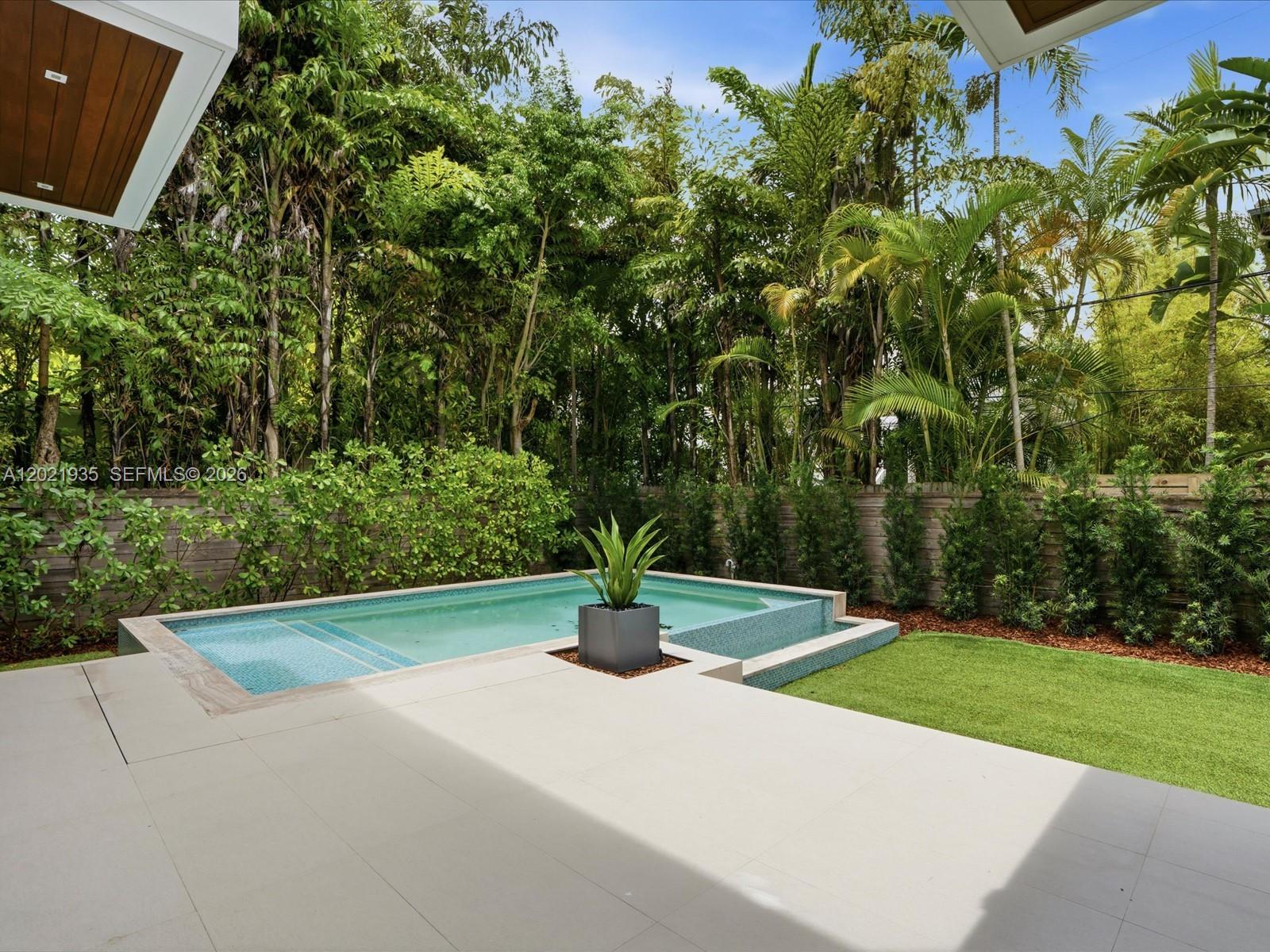 125 Hampton Ln, Key Biscayne FL 33149