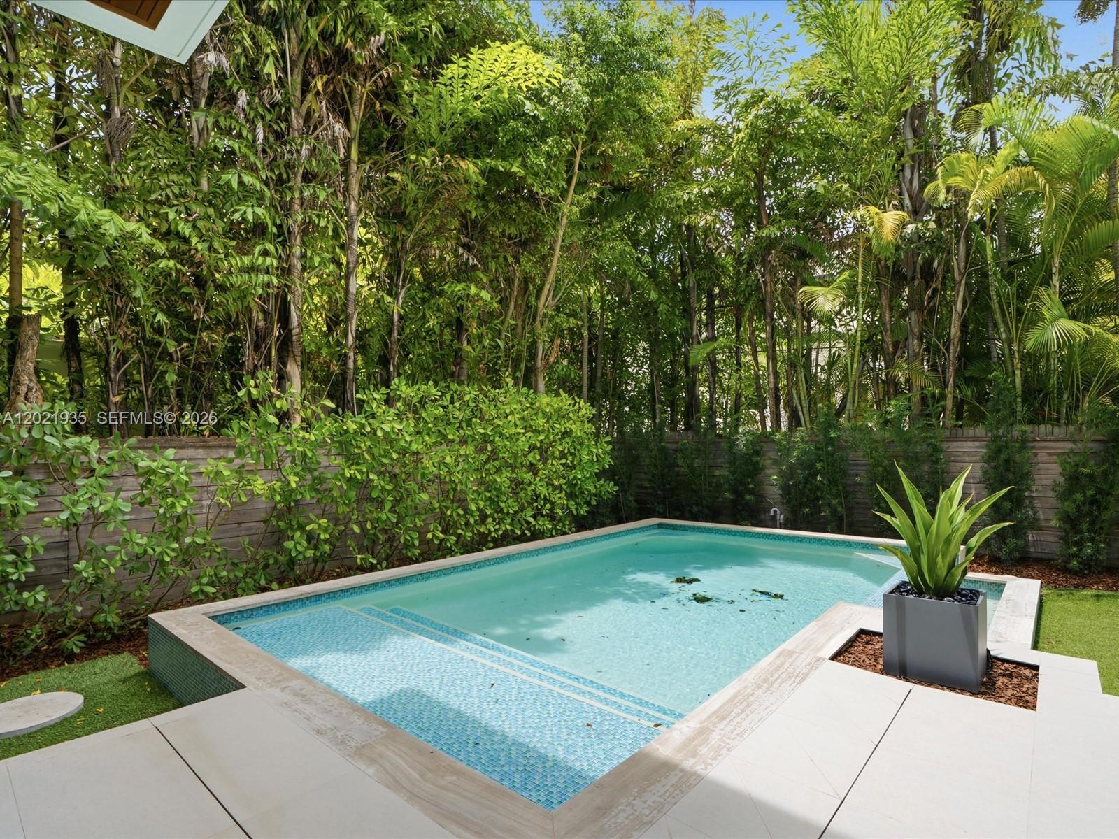 125 Hampton Ln, Key Biscayne FL 33149