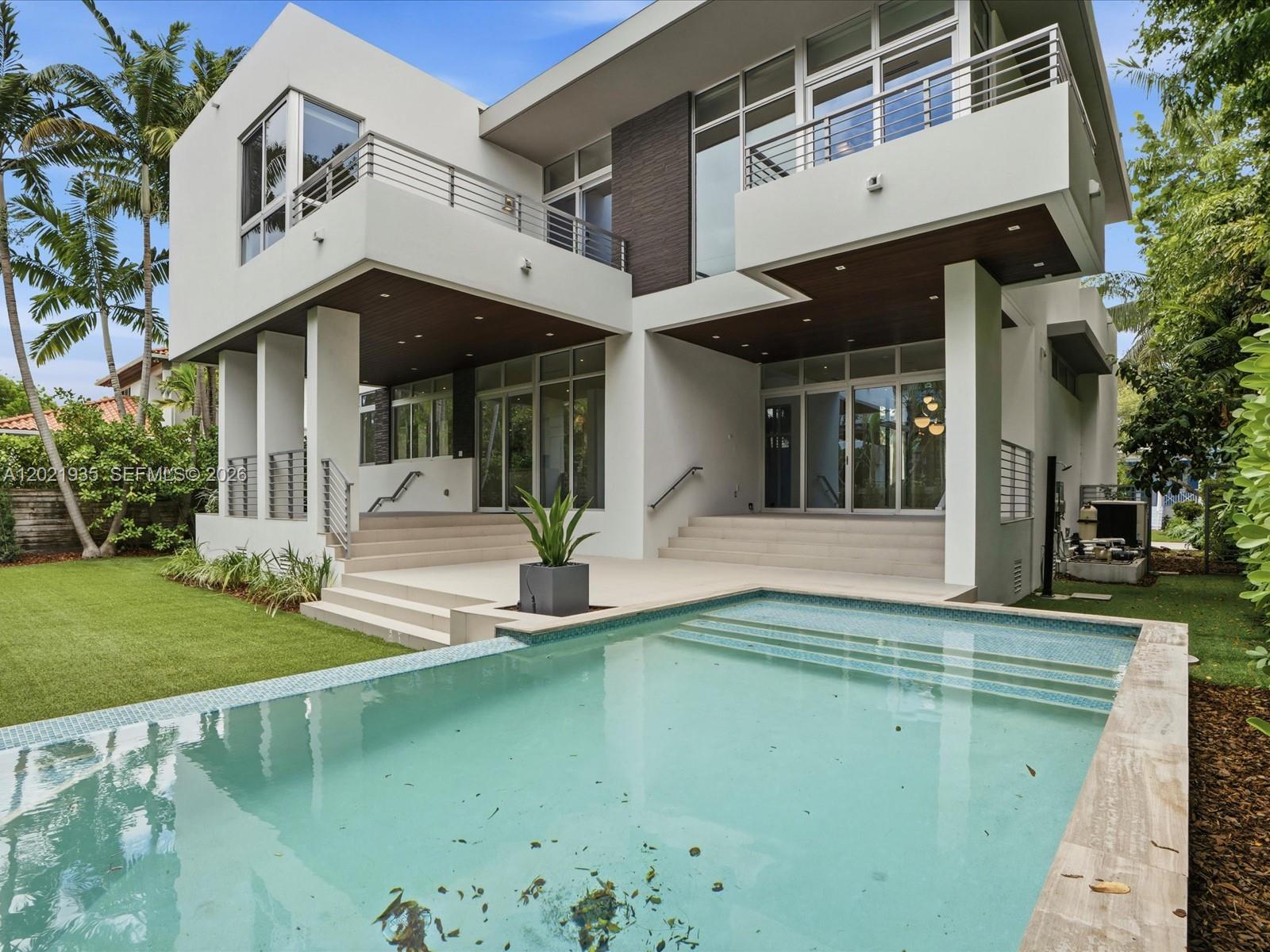 125 Hampton Ln, Key Biscayne FL 33149