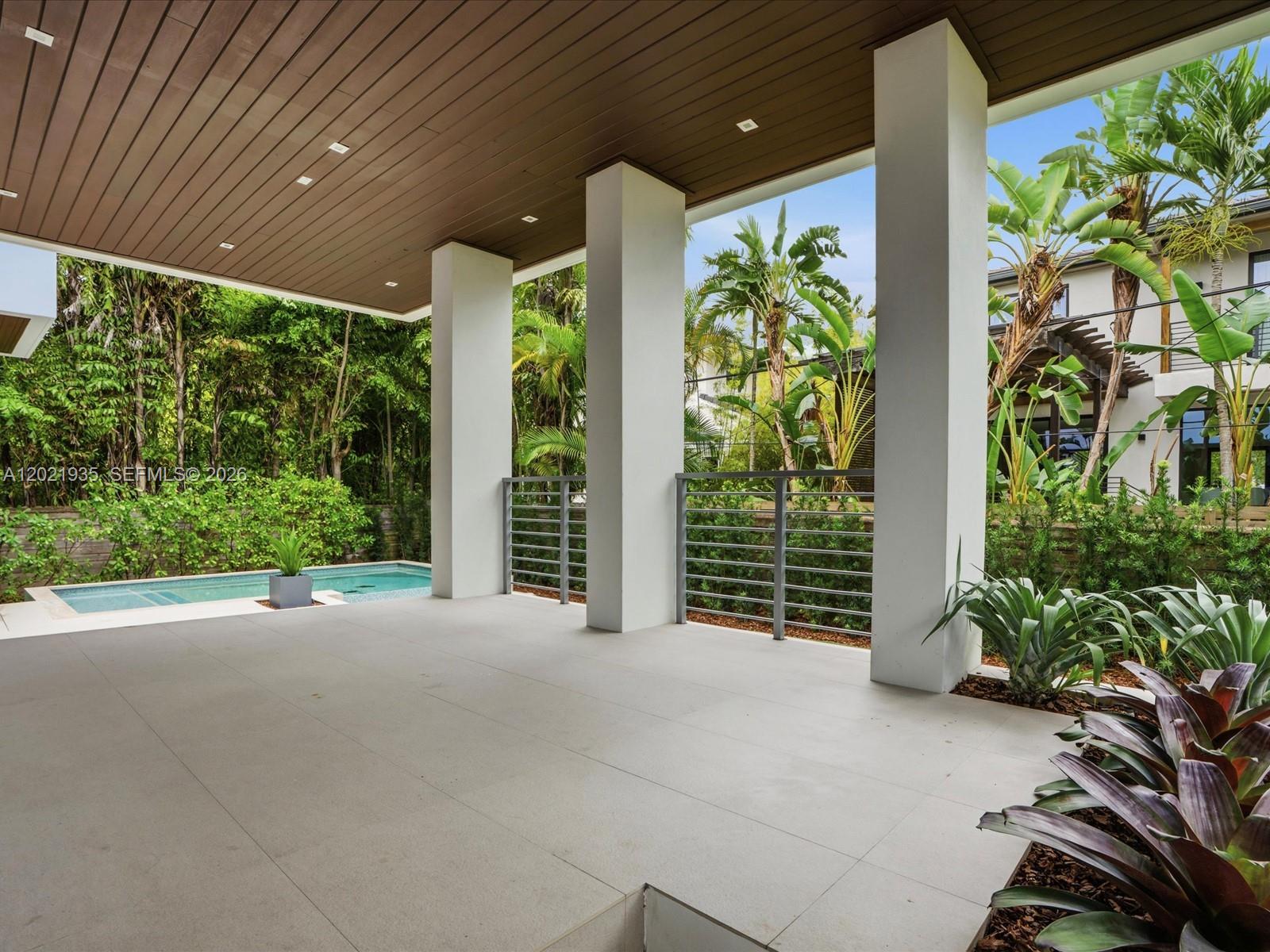 125 Hampton Ln, Key Biscayne FL 33149