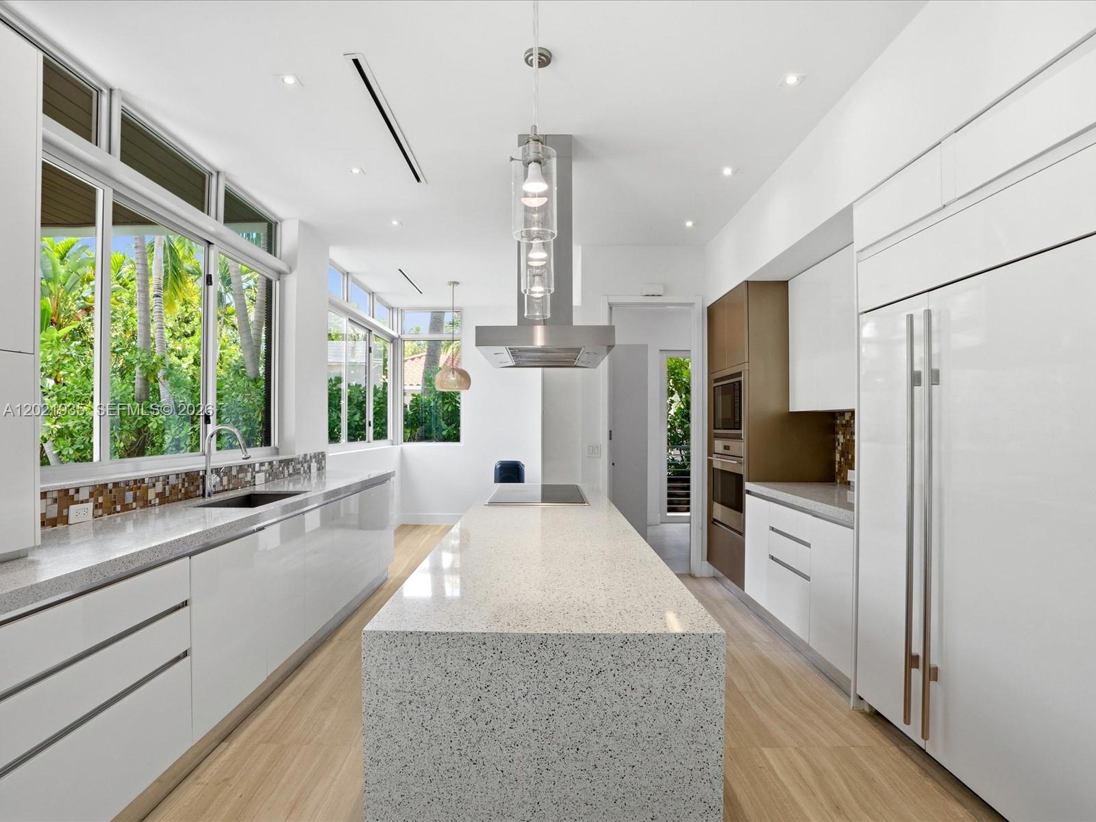 125 Hampton Ln, Key Biscayne FL 33149