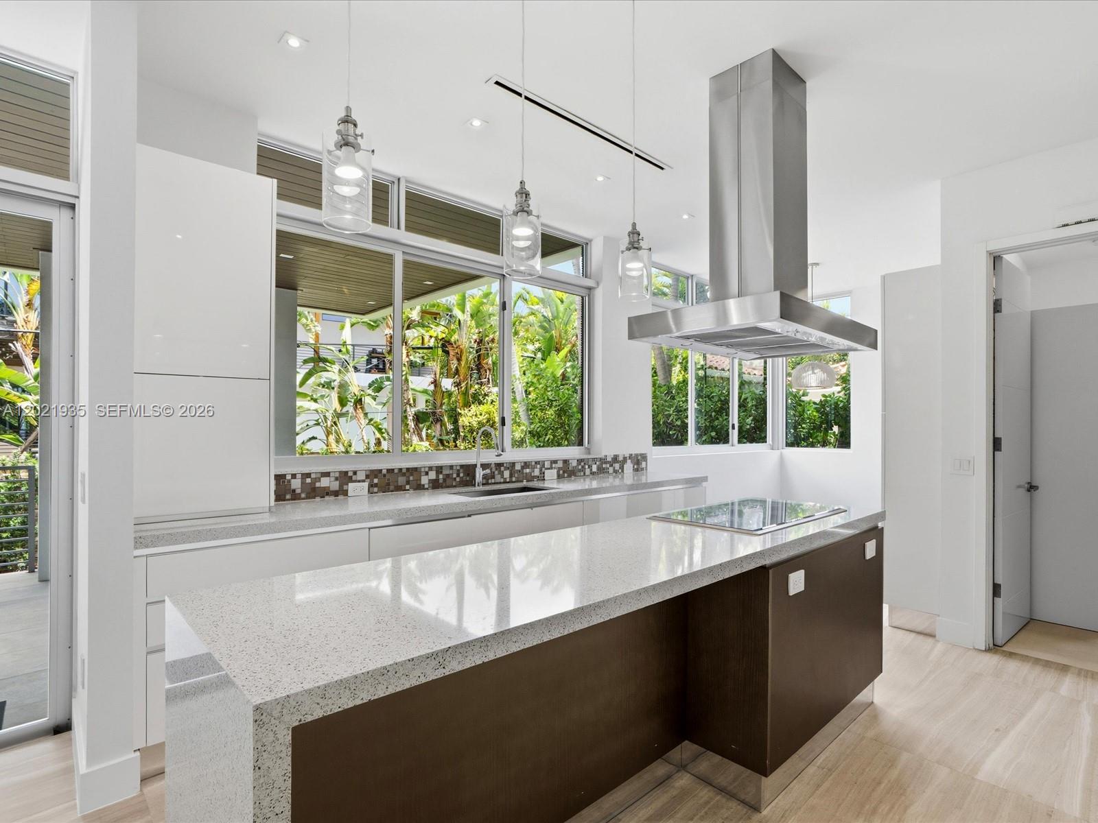 125 Hampton Ln, Key Biscayne FL 33149