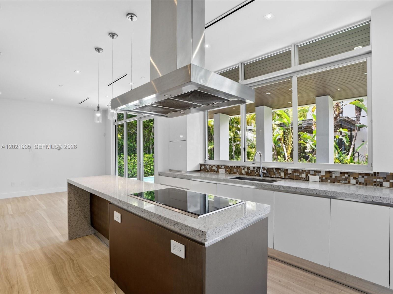 125 Hampton Ln, Key Biscayne FL 33149