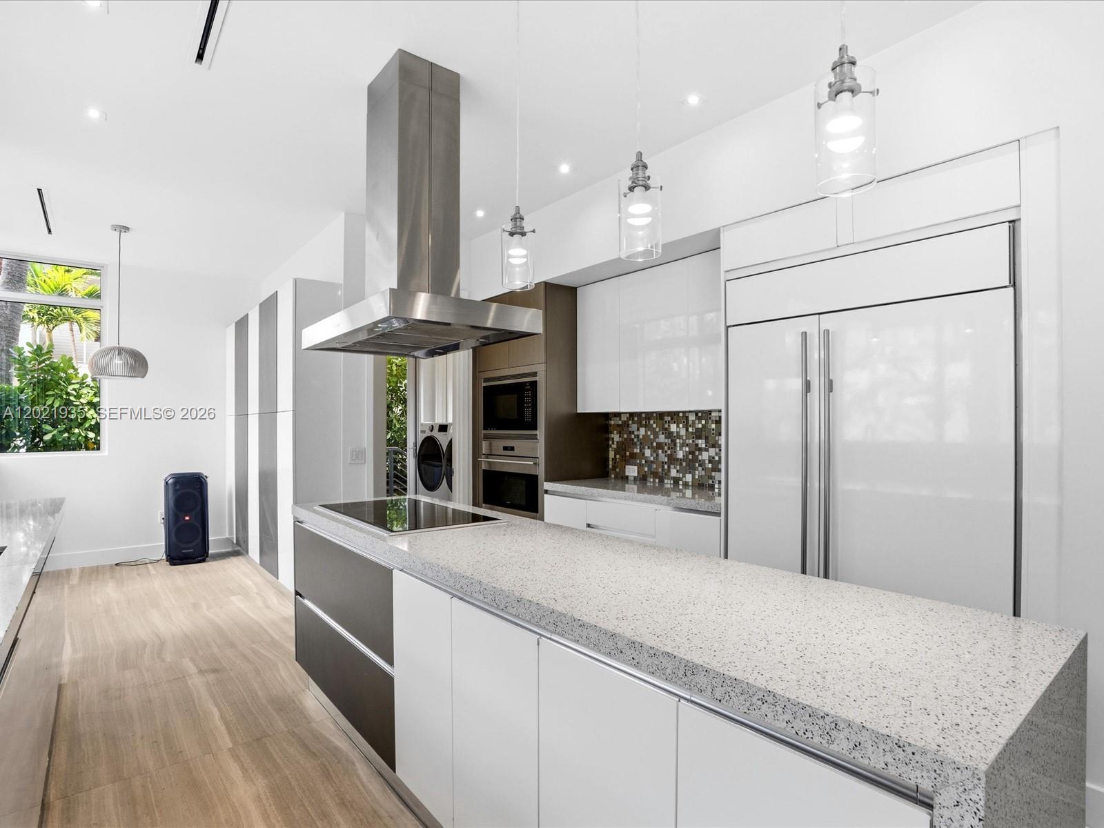 125 Hampton Ln, Key Biscayne FL 33149