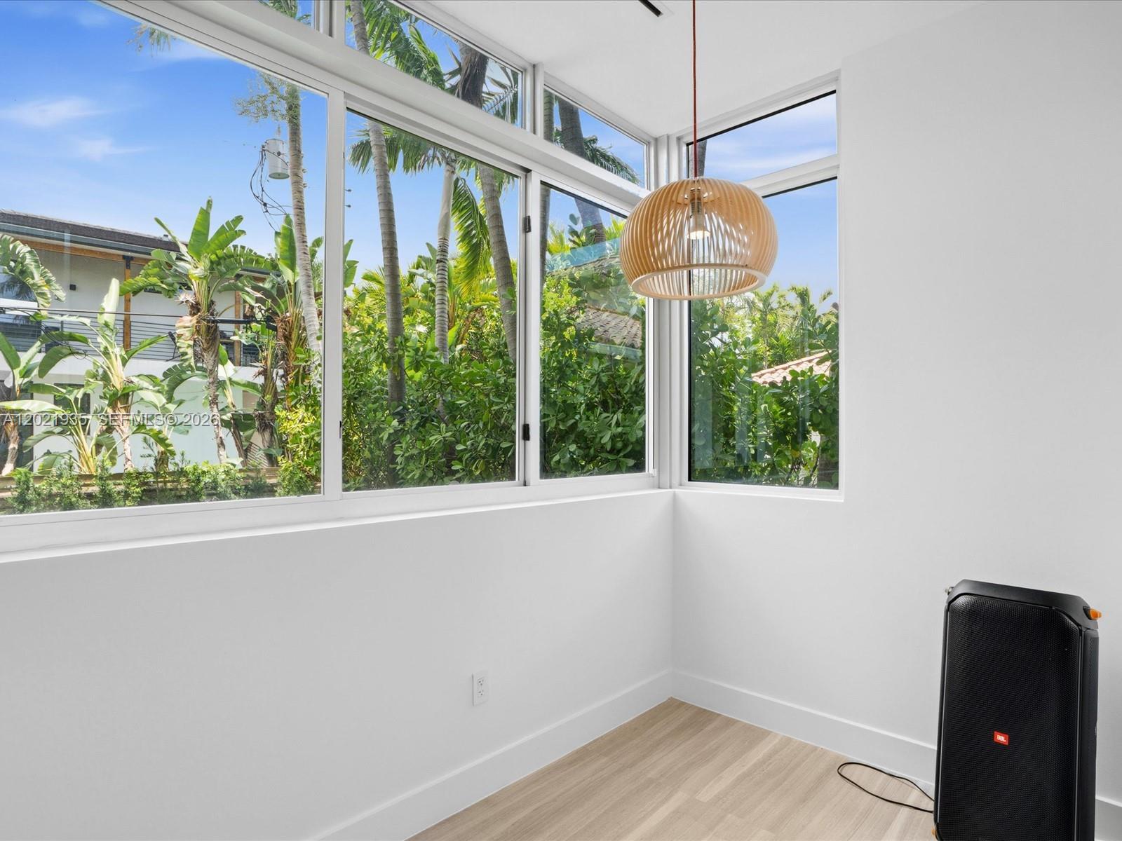 125 Hampton Ln, Key Biscayne FL 33149