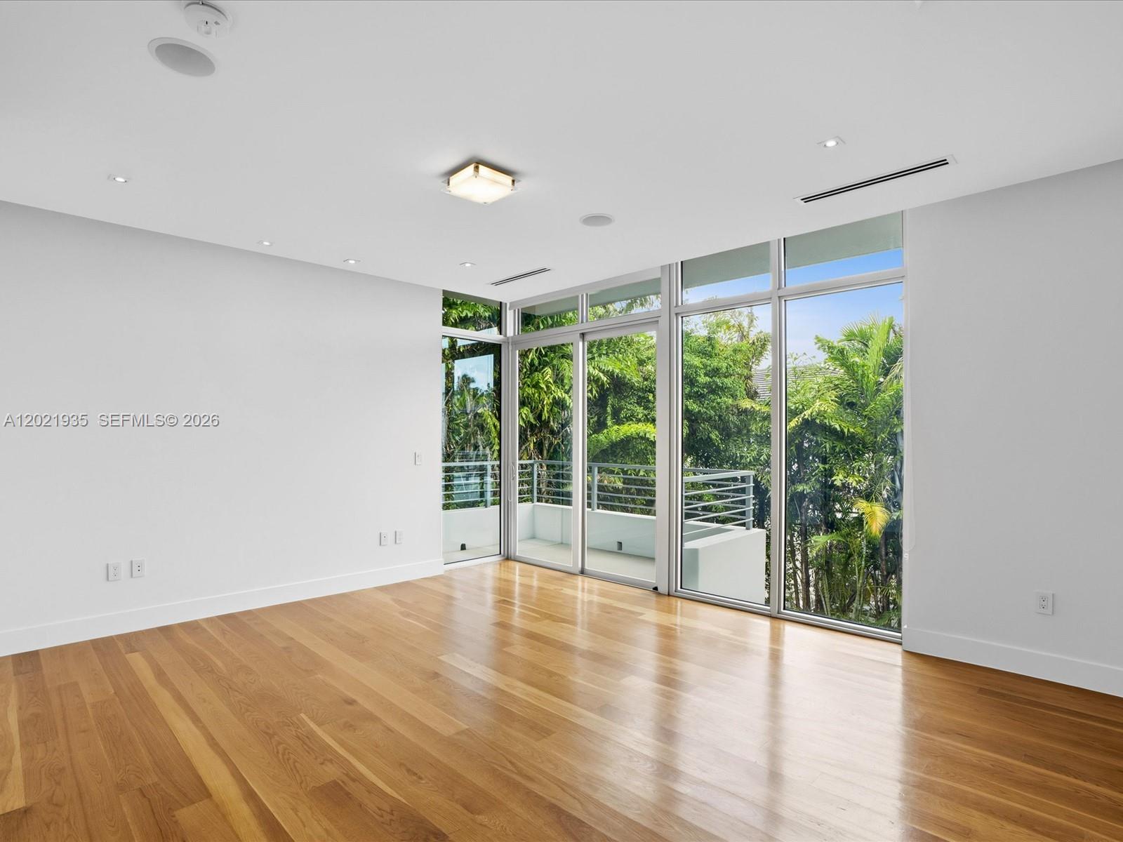 125 Hampton Ln, Key Biscayne FL 33149