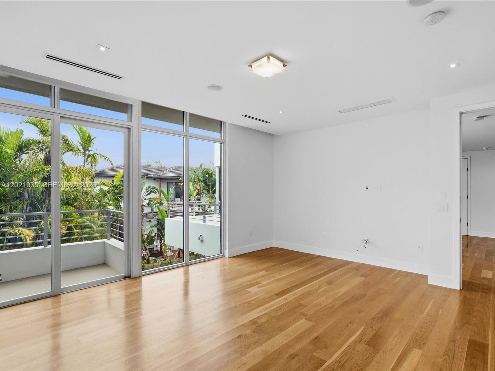 125 Hampton Ln, Key Biscayne FL 33149