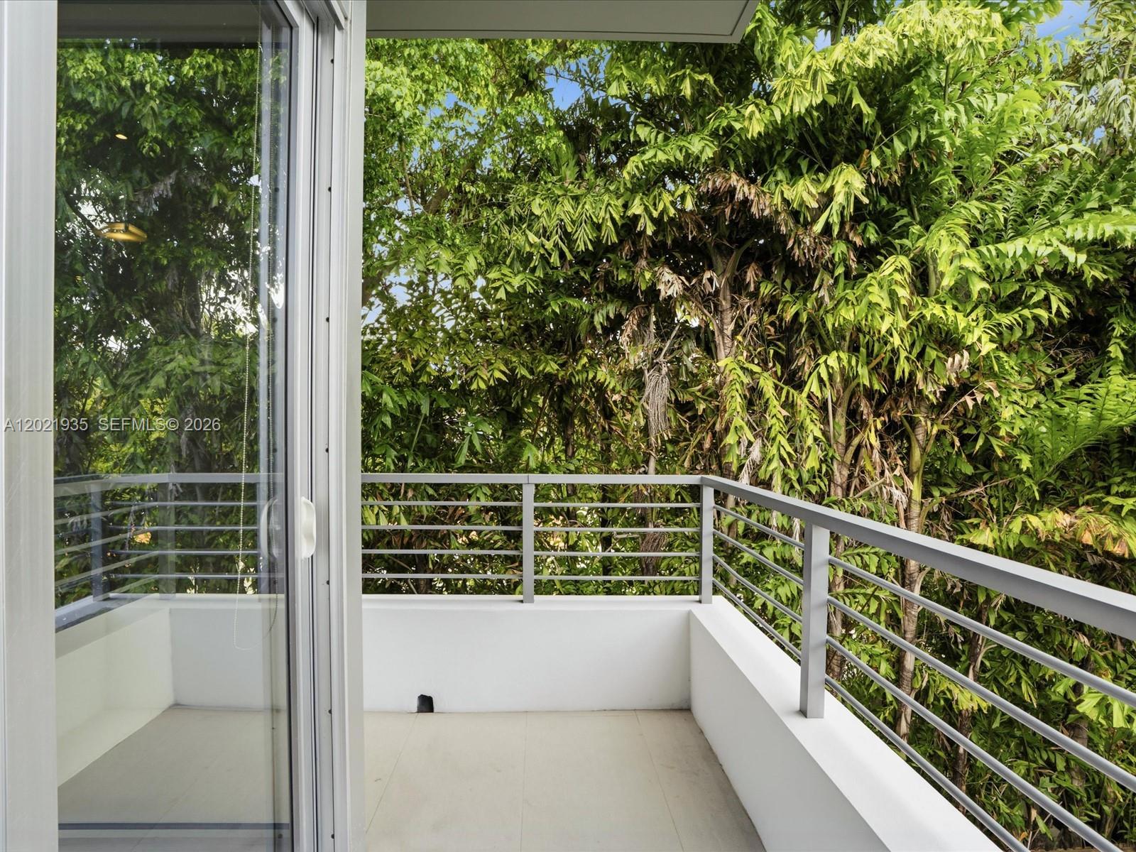 125 Hampton Ln, Key Biscayne FL 33149