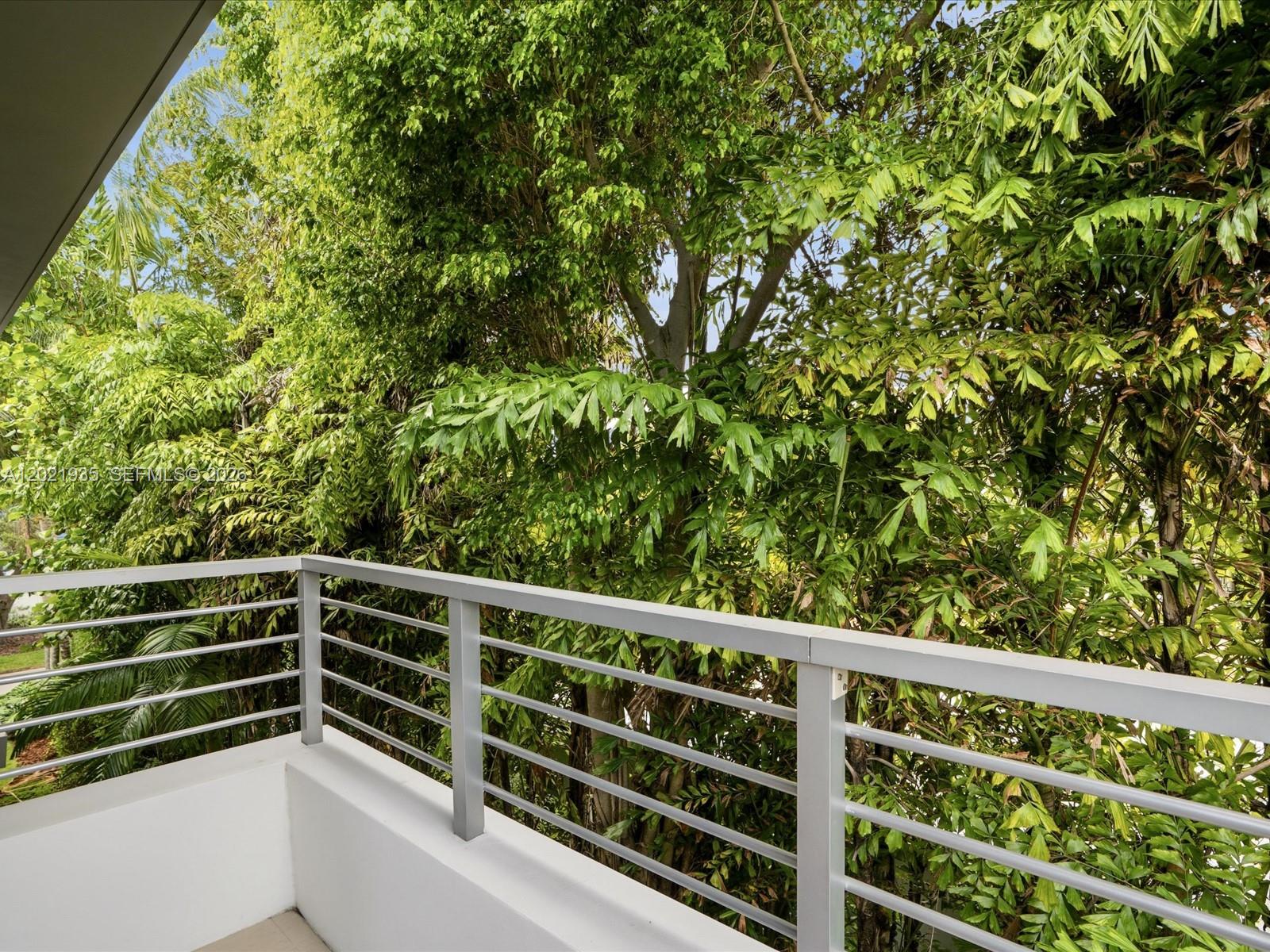 125 Hampton Ln, Key Biscayne FL 33149