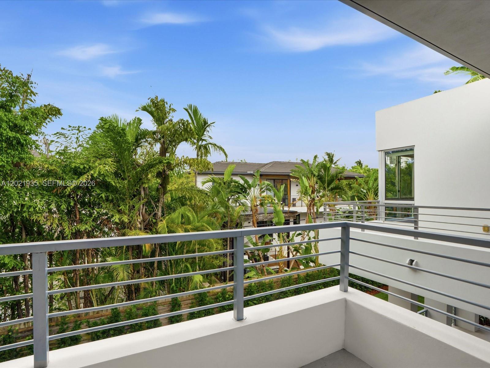 125 Hampton Ln, Key Biscayne FL 33149