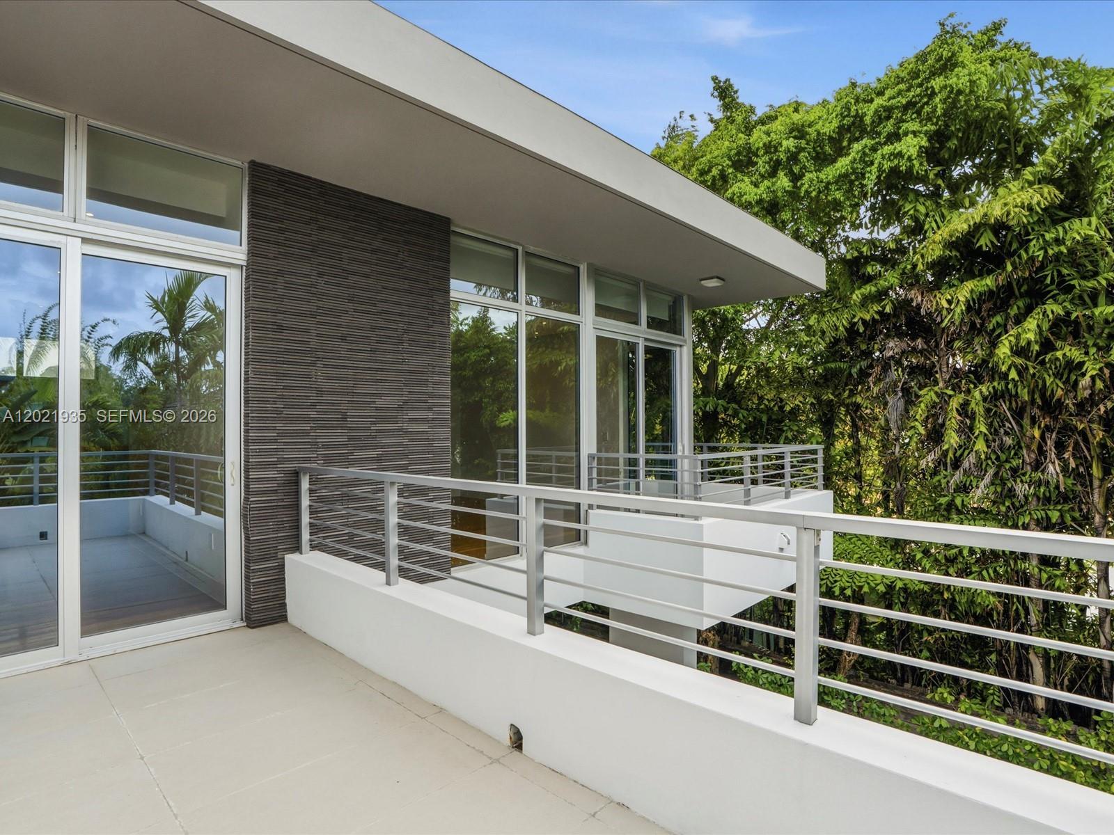 125 Hampton Ln, Key Biscayne FL 33149