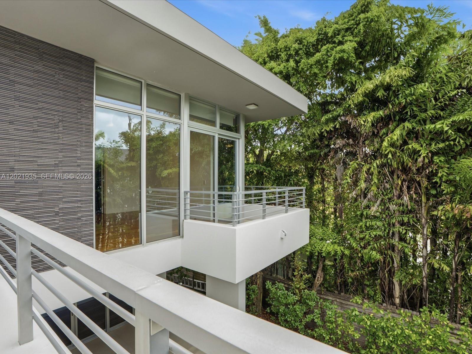 125 Hampton Ln, Key Biscayne FL 33149