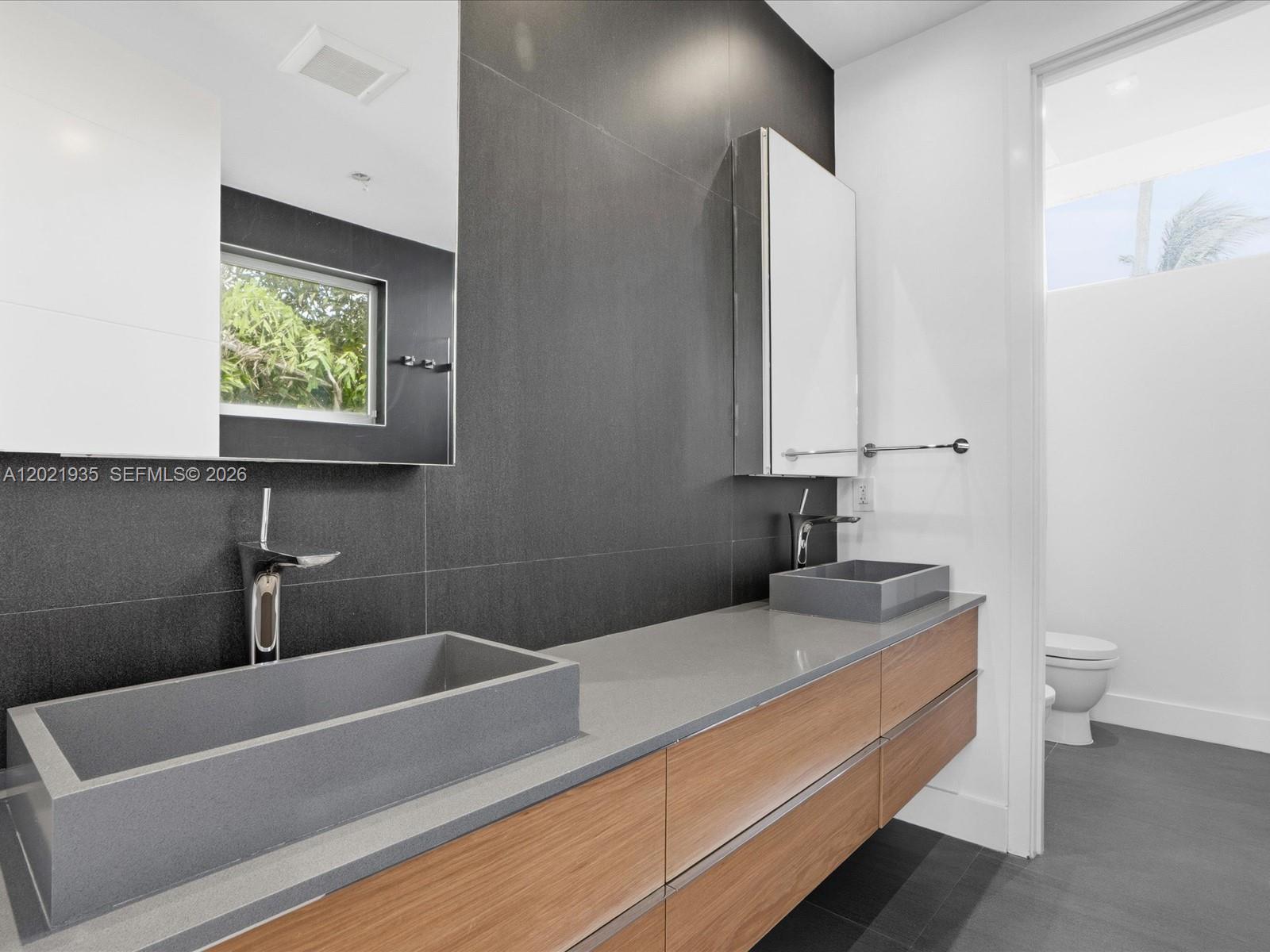 125 Hampton Ln, Key Biscayne FL 33149